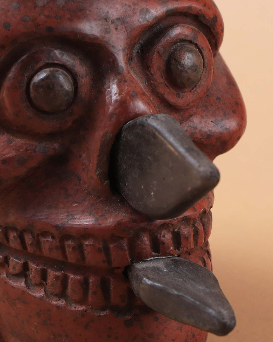 Craneo azteca con cuchillos rojo