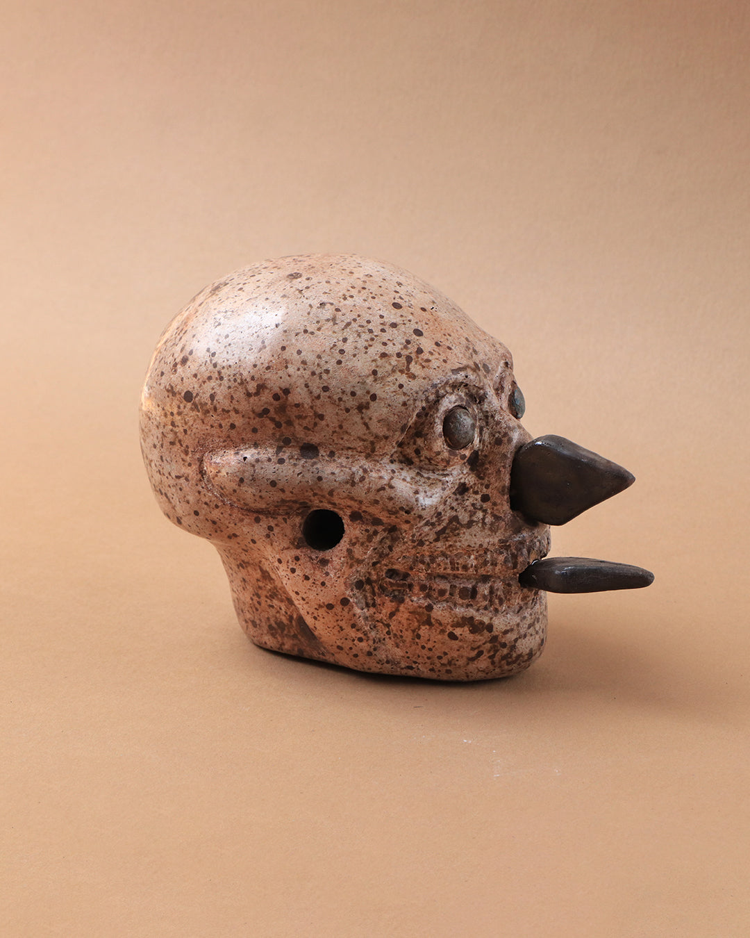 Craneo azteca con cuchillos