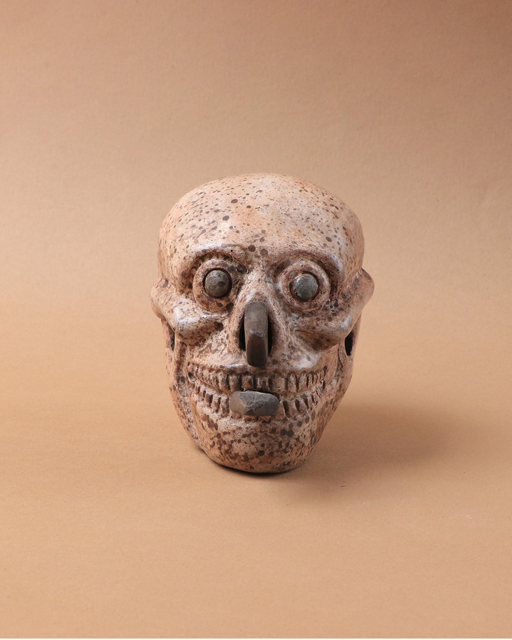 Craneo azteca con cuchillos blanco