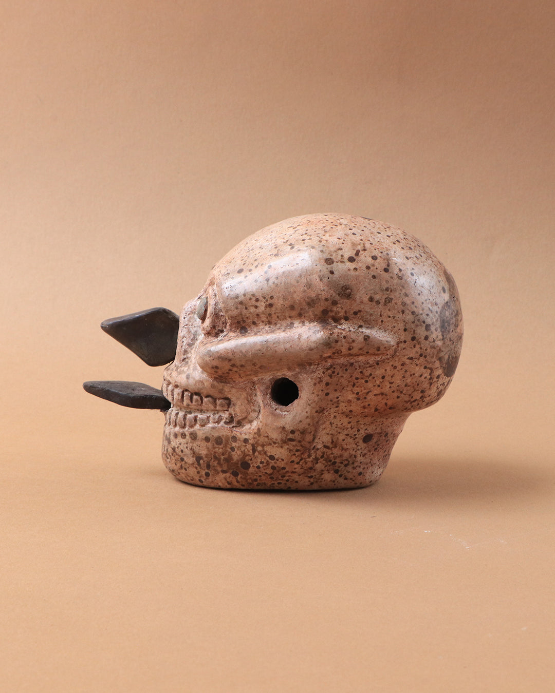 Craneo azteca con cuchillos blanco