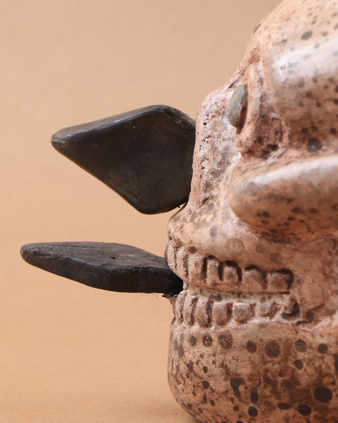 Craneo azteca con cuchillos blanco