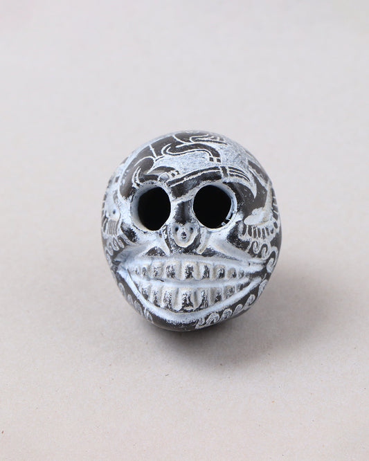 Cráneo mini de barro fino grabado 3