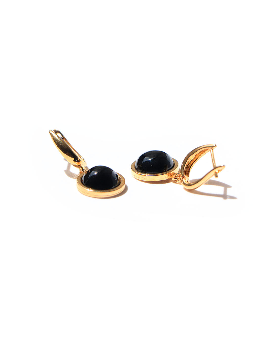 Aretes dorados medias esferas de obsidiana