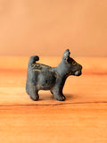 Perrito xolo negro con mazorca