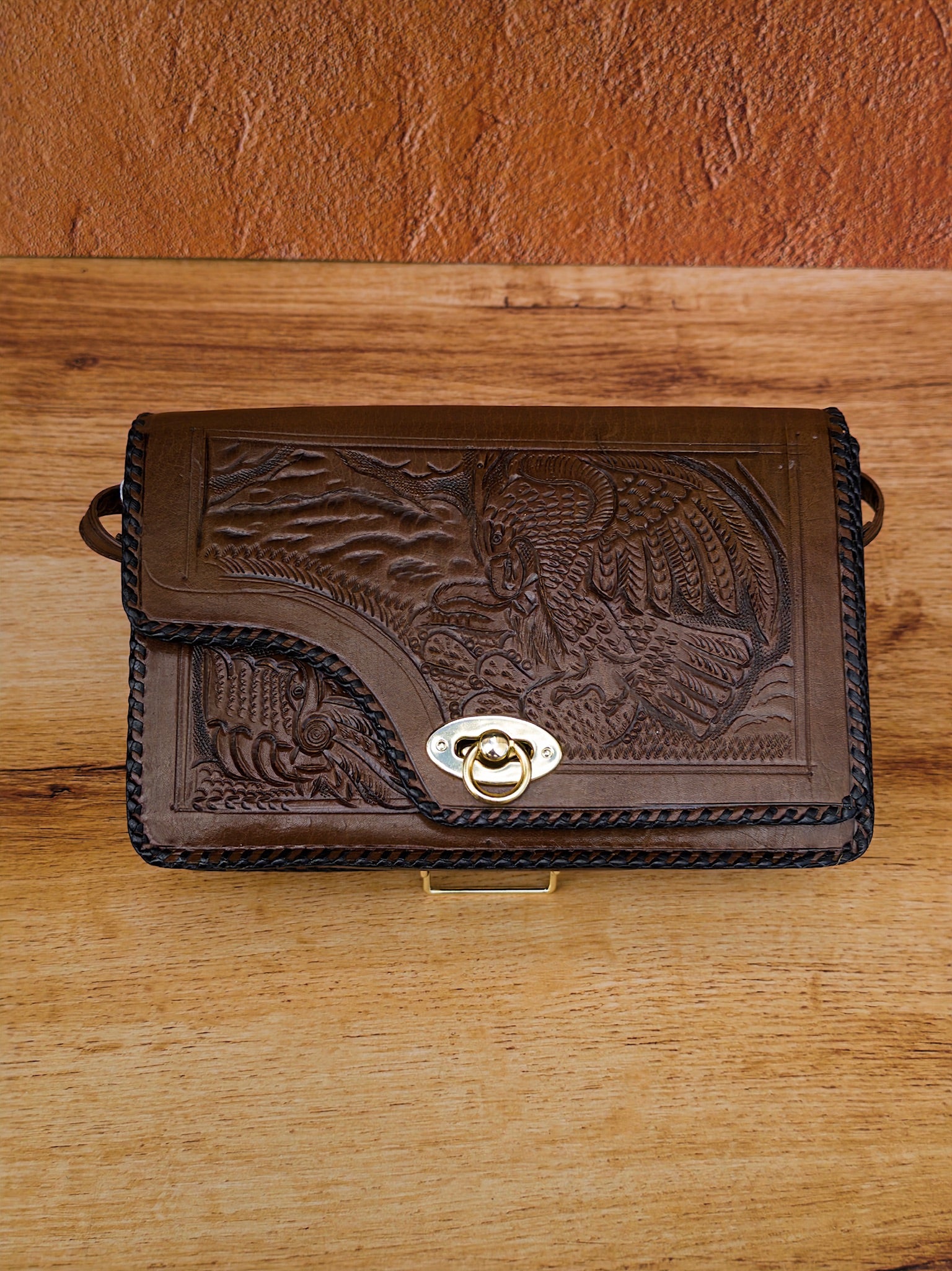 bolso de piel cincelada