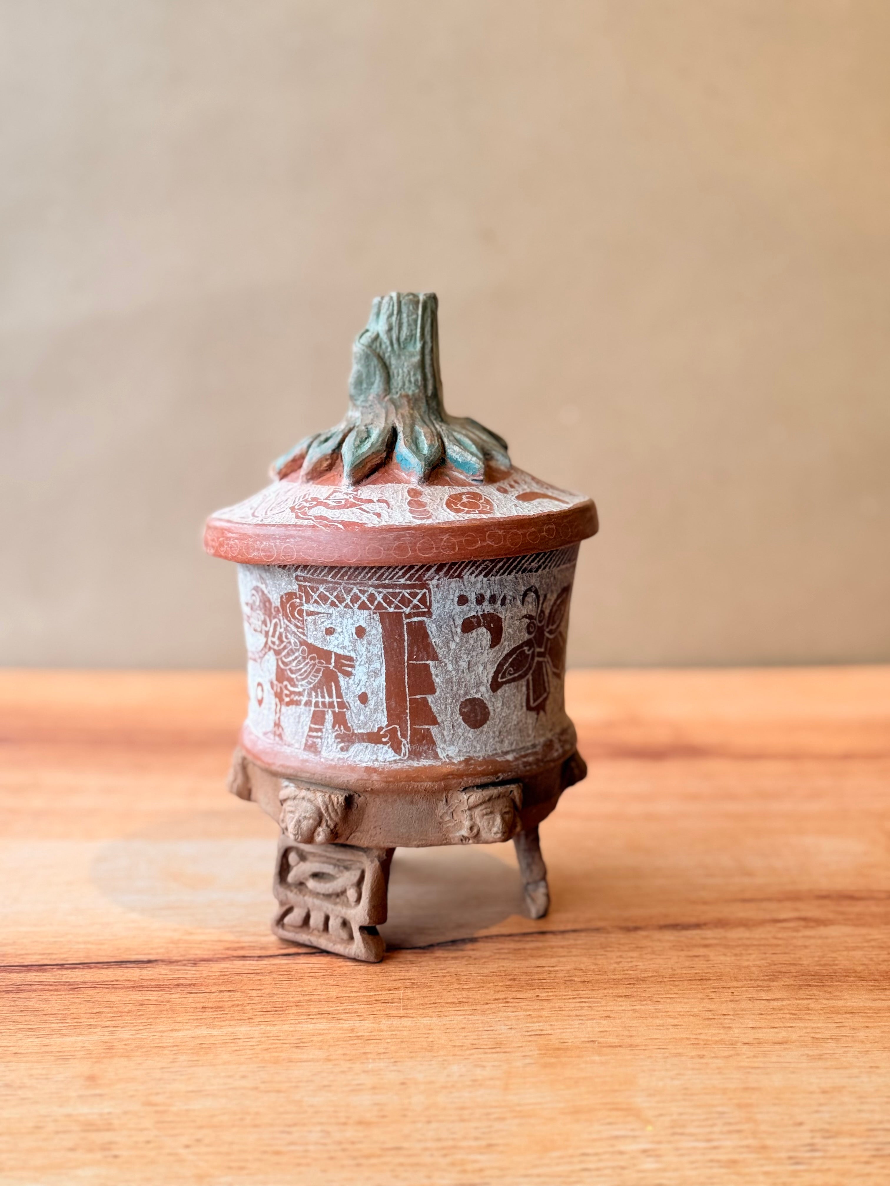 Vasija grabada trípode con tapa y Quetzalcoatl