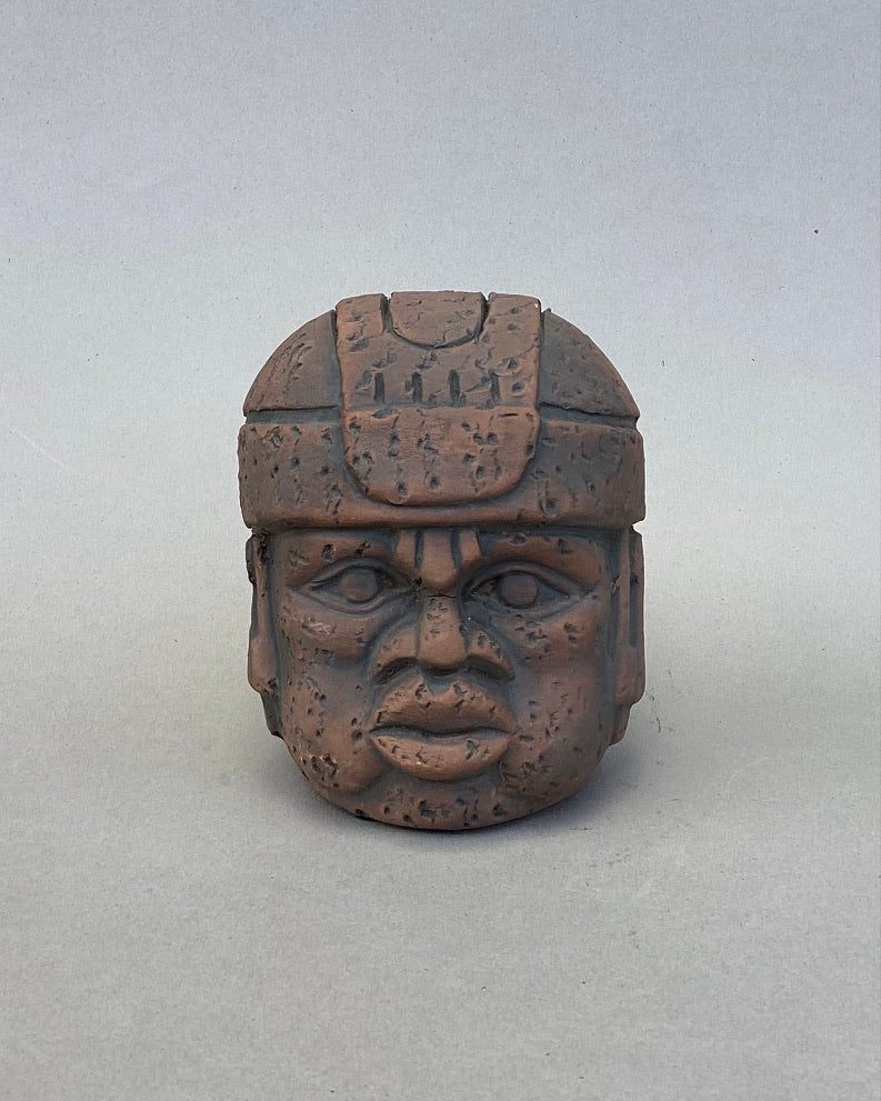 cabeza olmeca, barro ( portapluma)