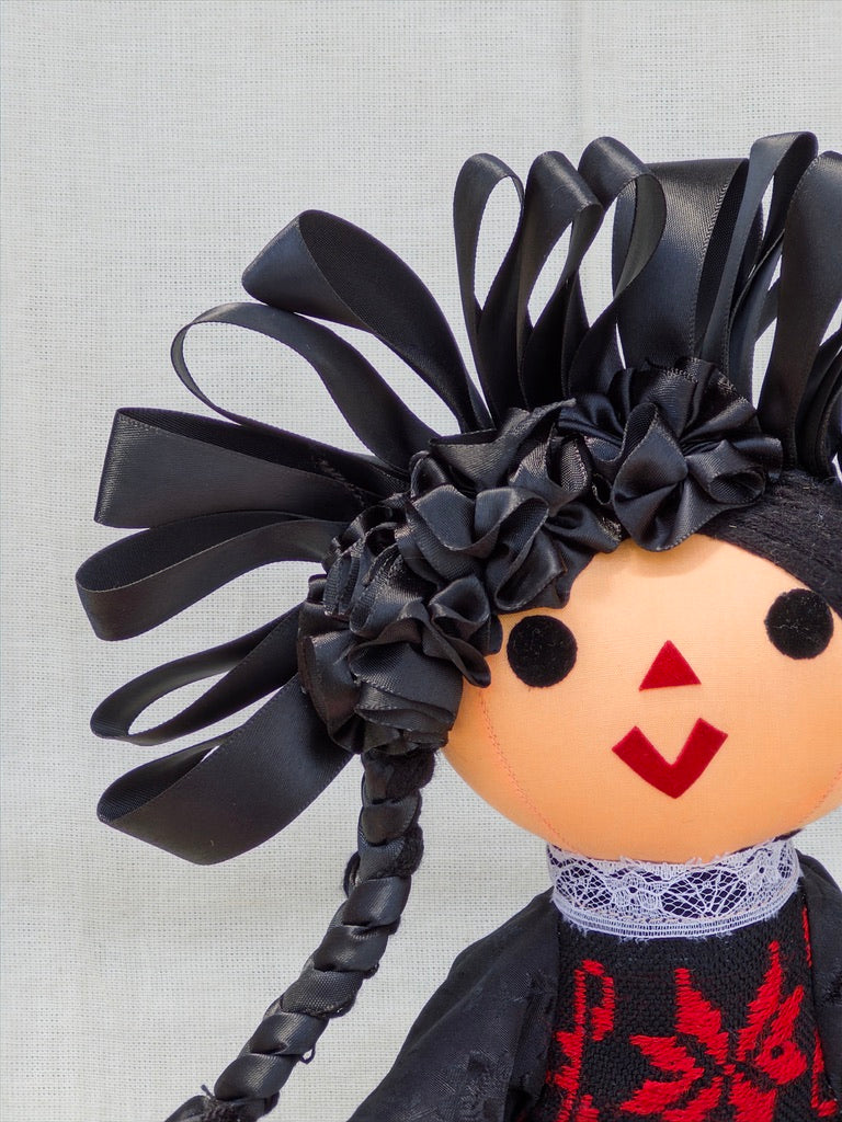 Muñeca Lele negro con rojo