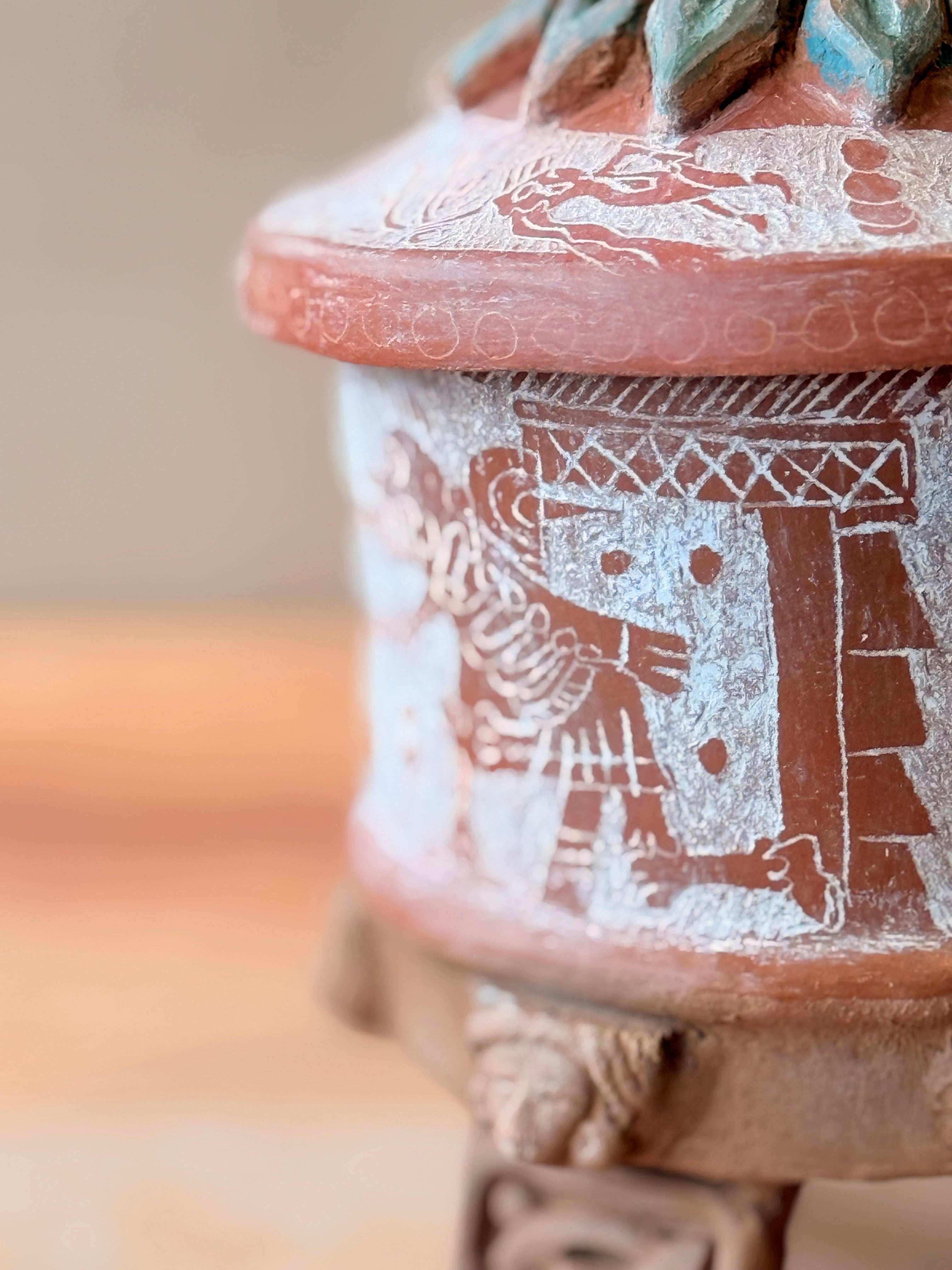 Vasija grabada trípode con tapa y Quetzalcoatl