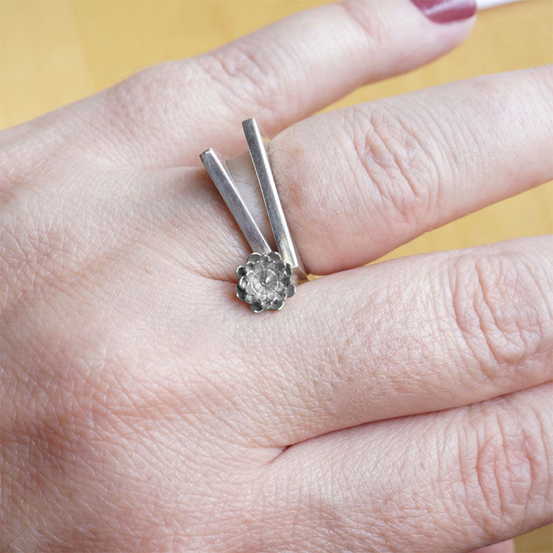 anillo dahlia plata