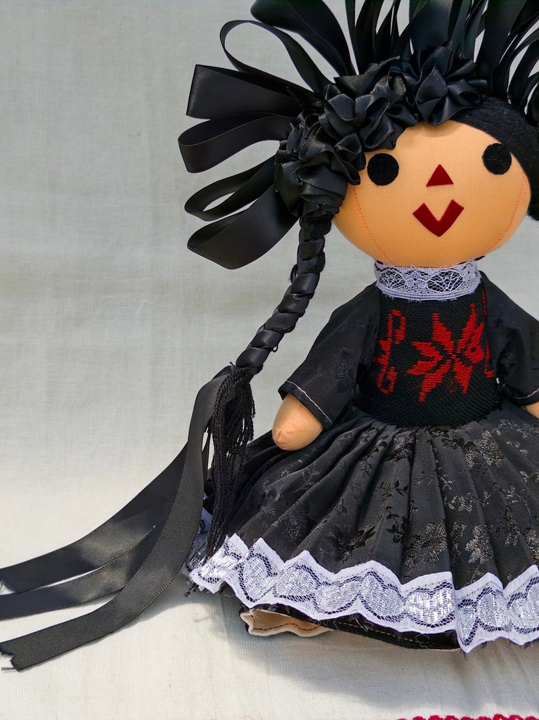 Muñeca Lele negro con rojo