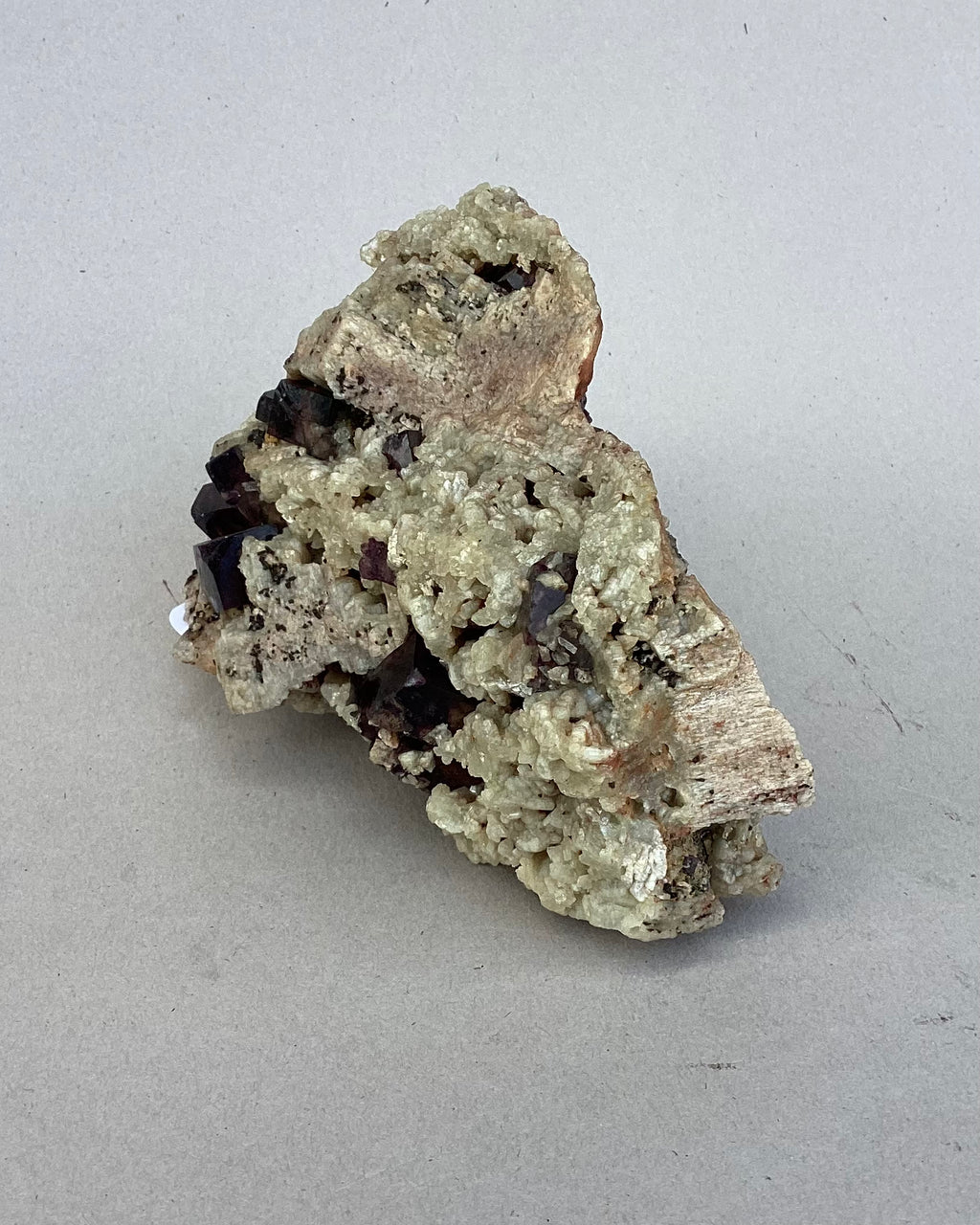 Especimen: Granate, B