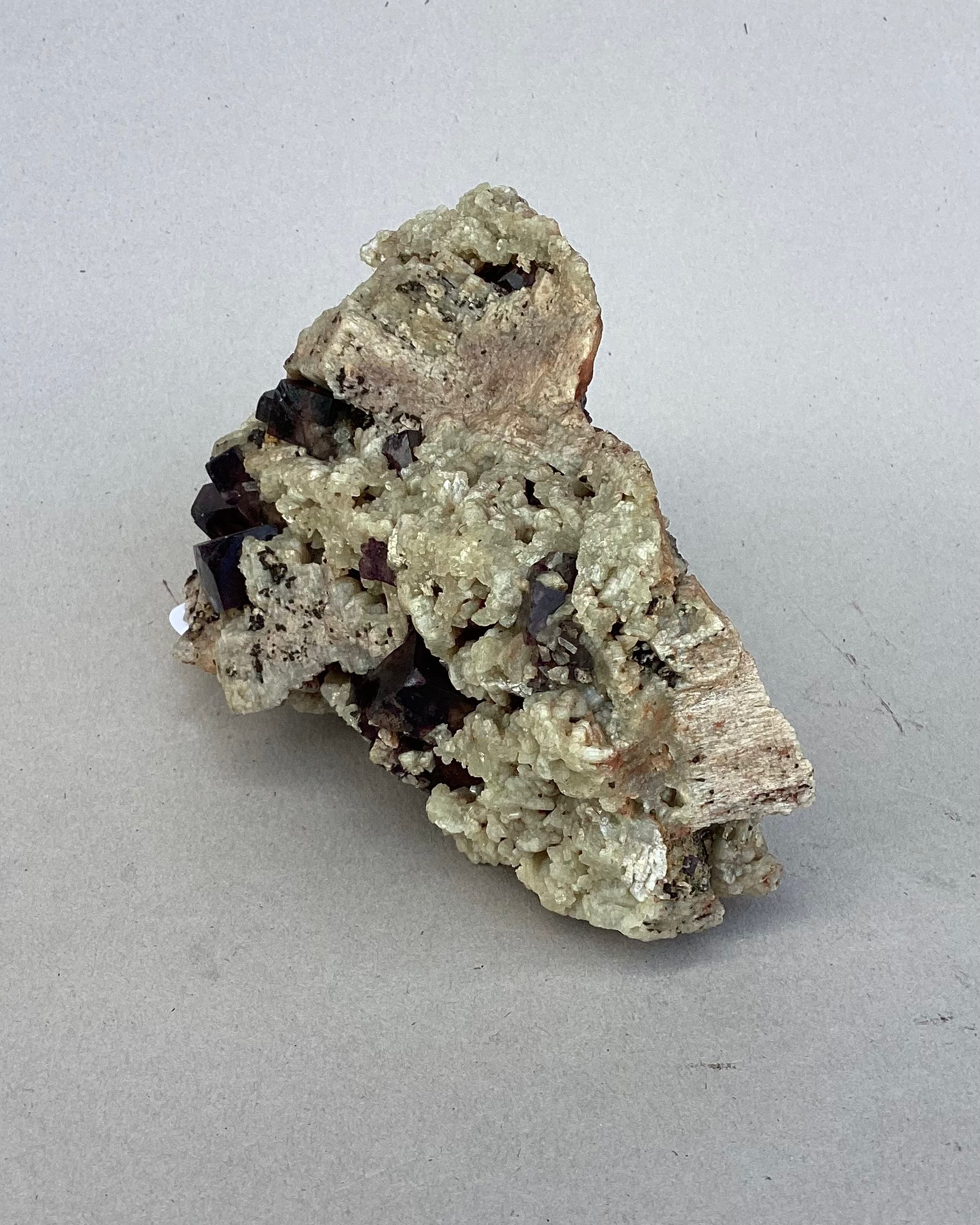Especimen: Granate, B