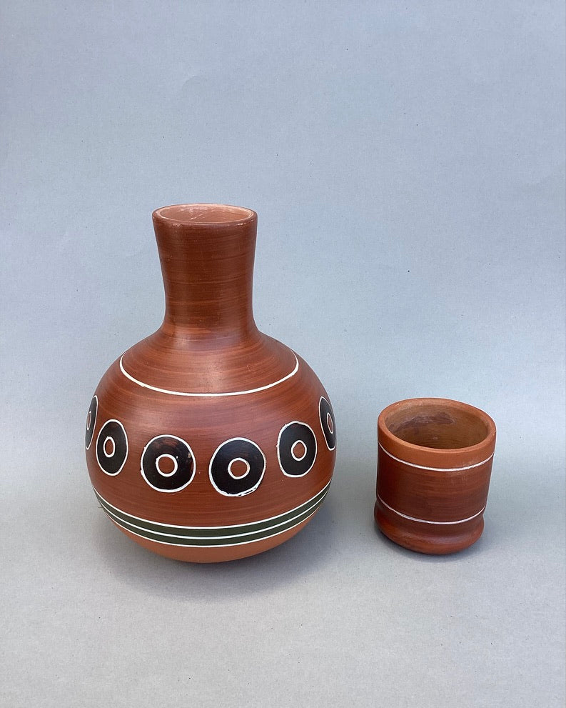 Jarro con vaso de barro