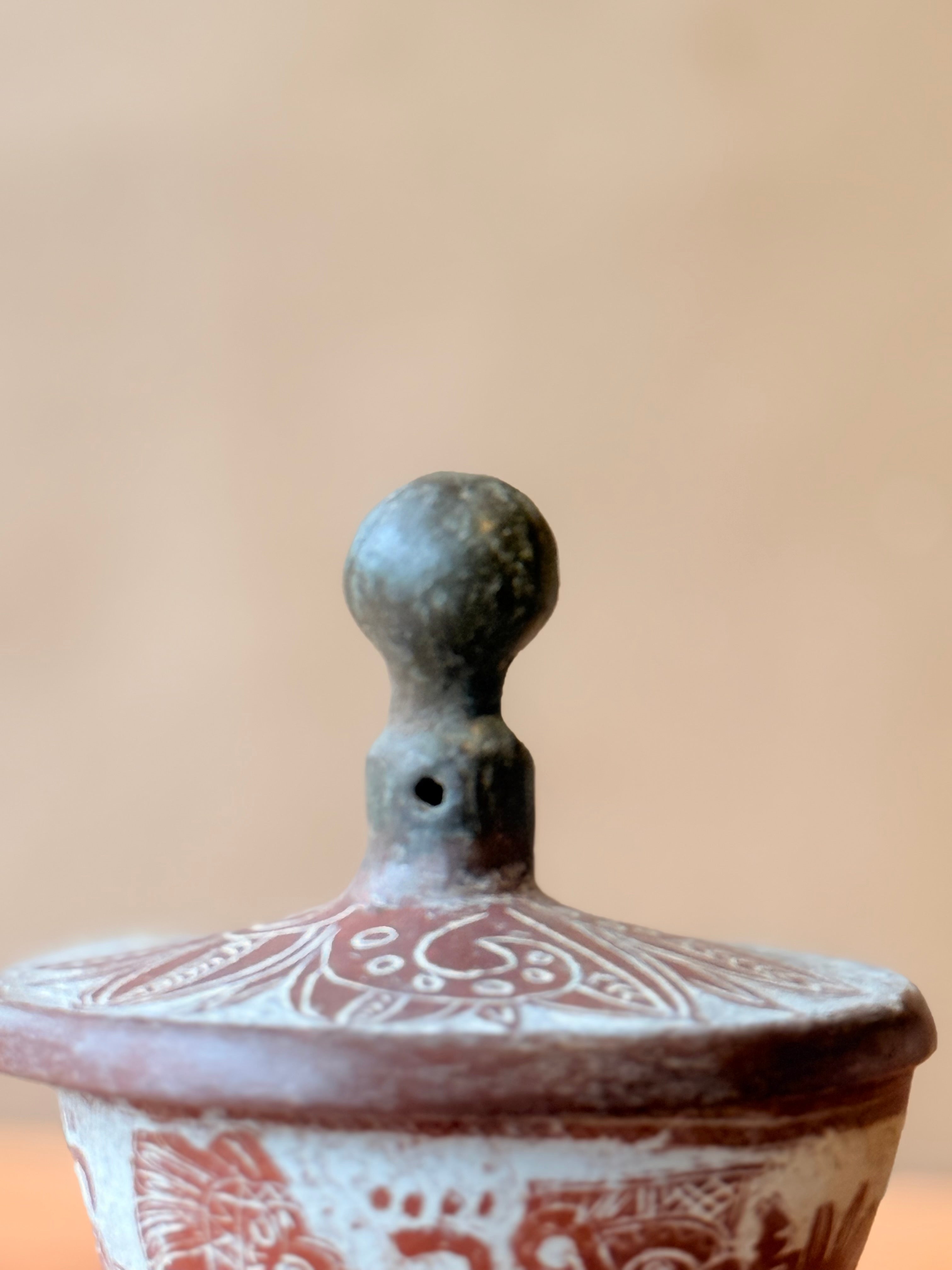 Vasija chica grabada trípode con tapa quetzalcoatl