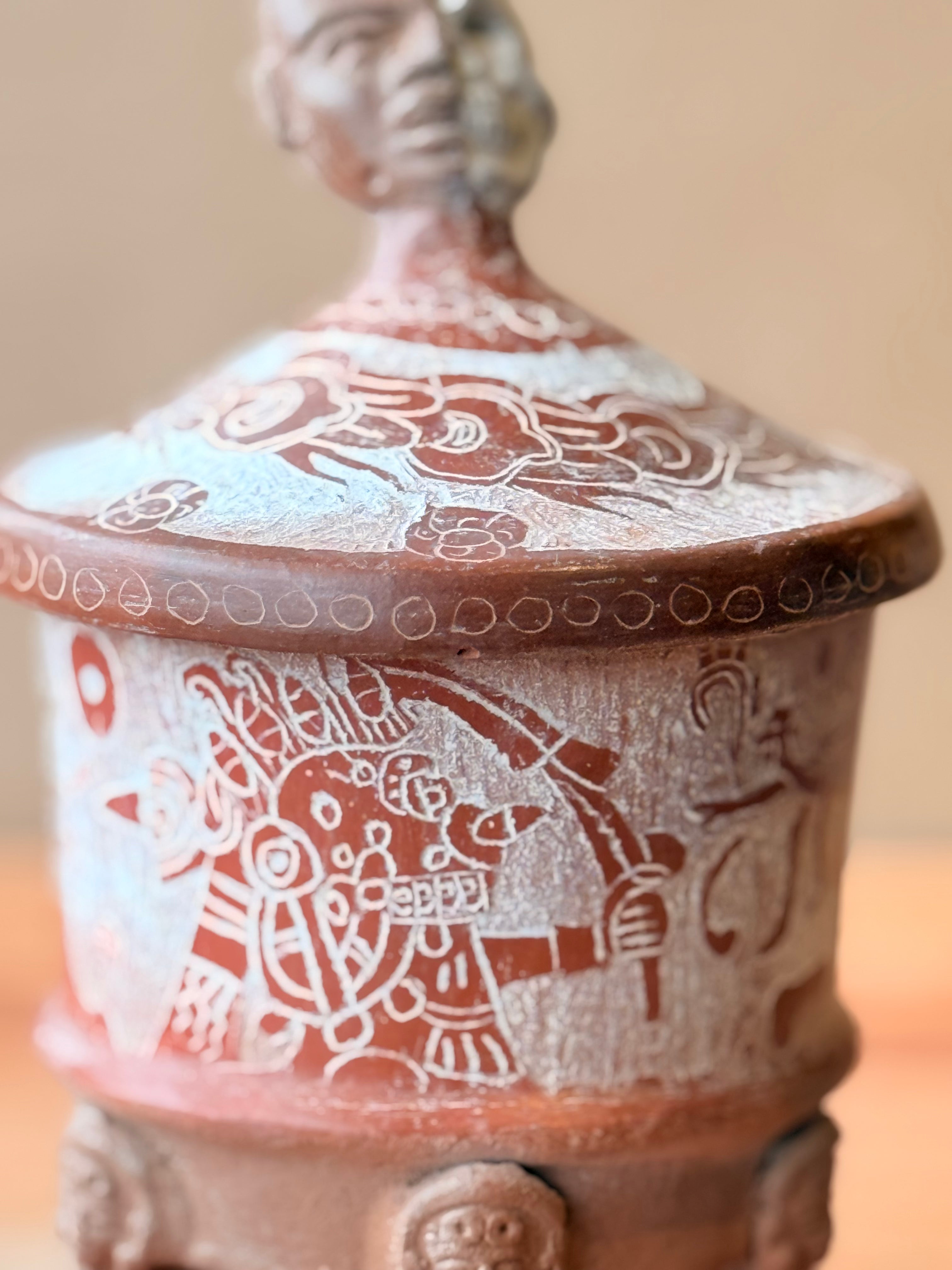 Vasija grabada trípode con tapa y mascara teotihuacana