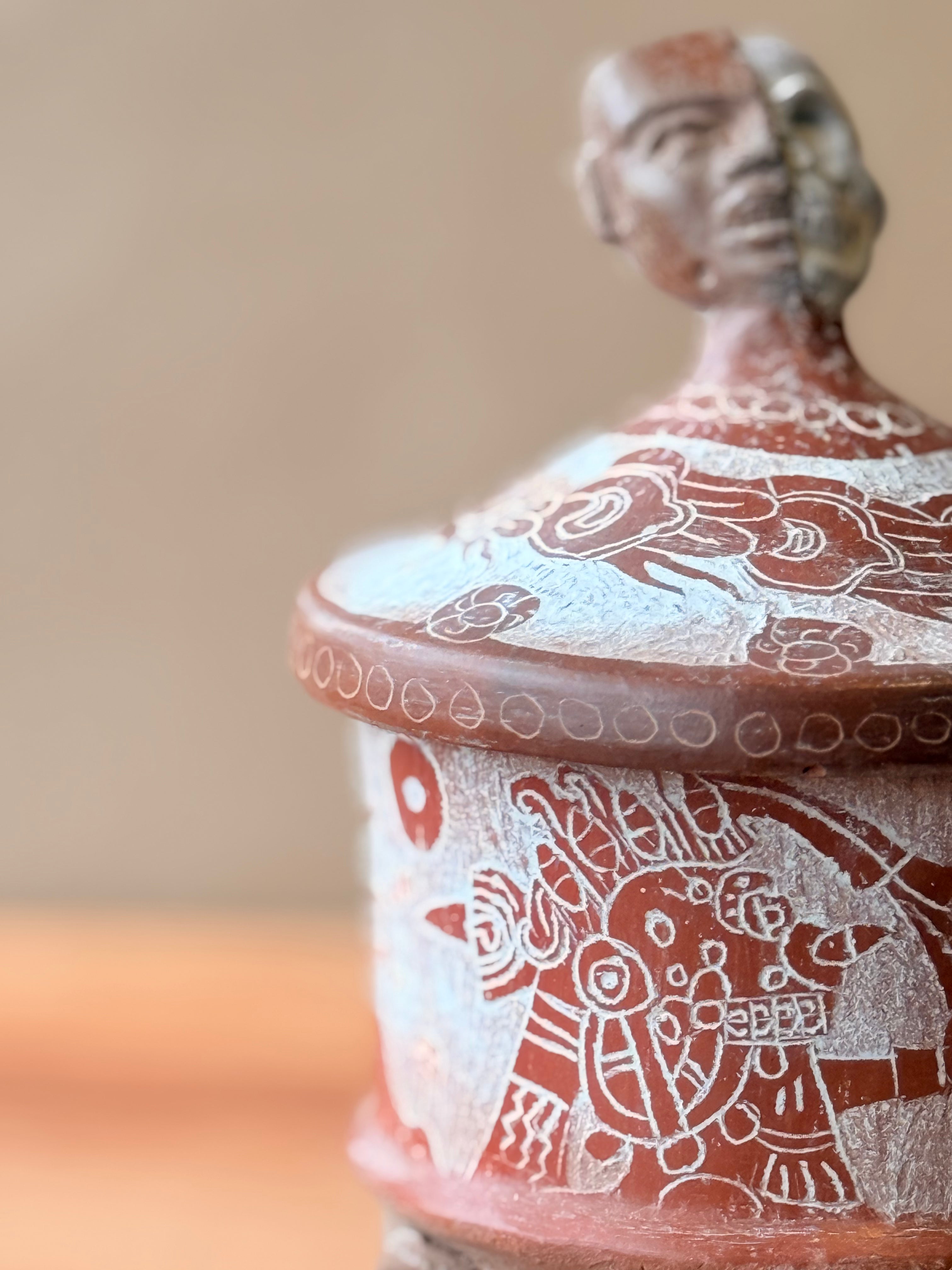 Vasija grabada trípode con tapa y mascara teotihuacana