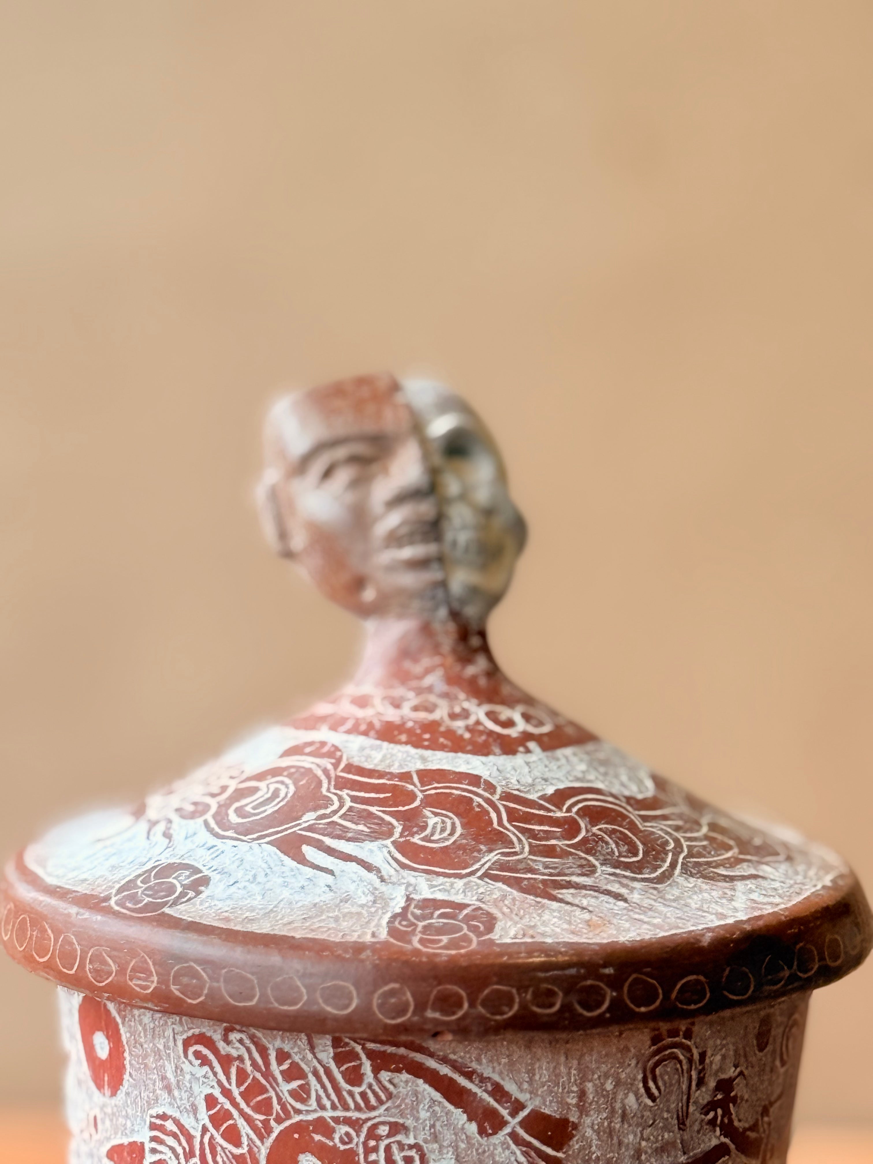 Vasija grabada trípode con tapa y mascara teotihuacana