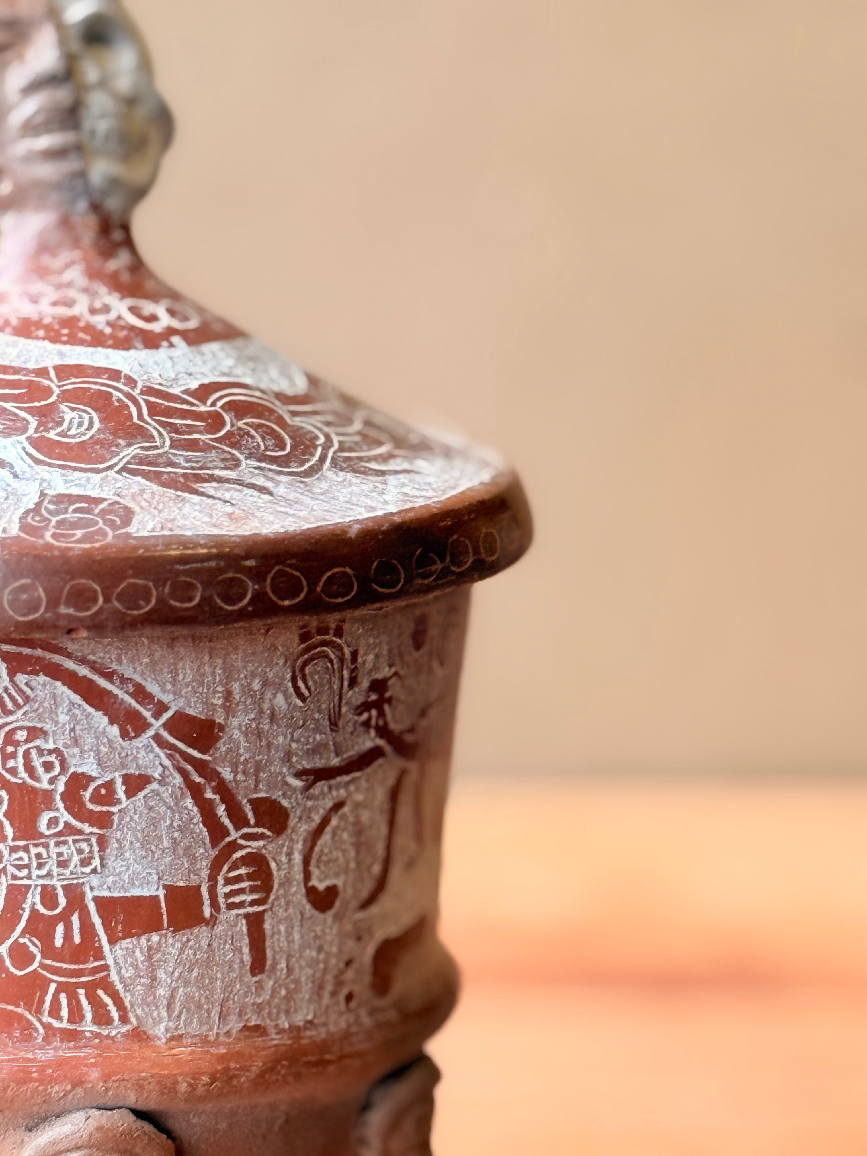 Vasija grabada trípode con tapa y mascara teotihuacana