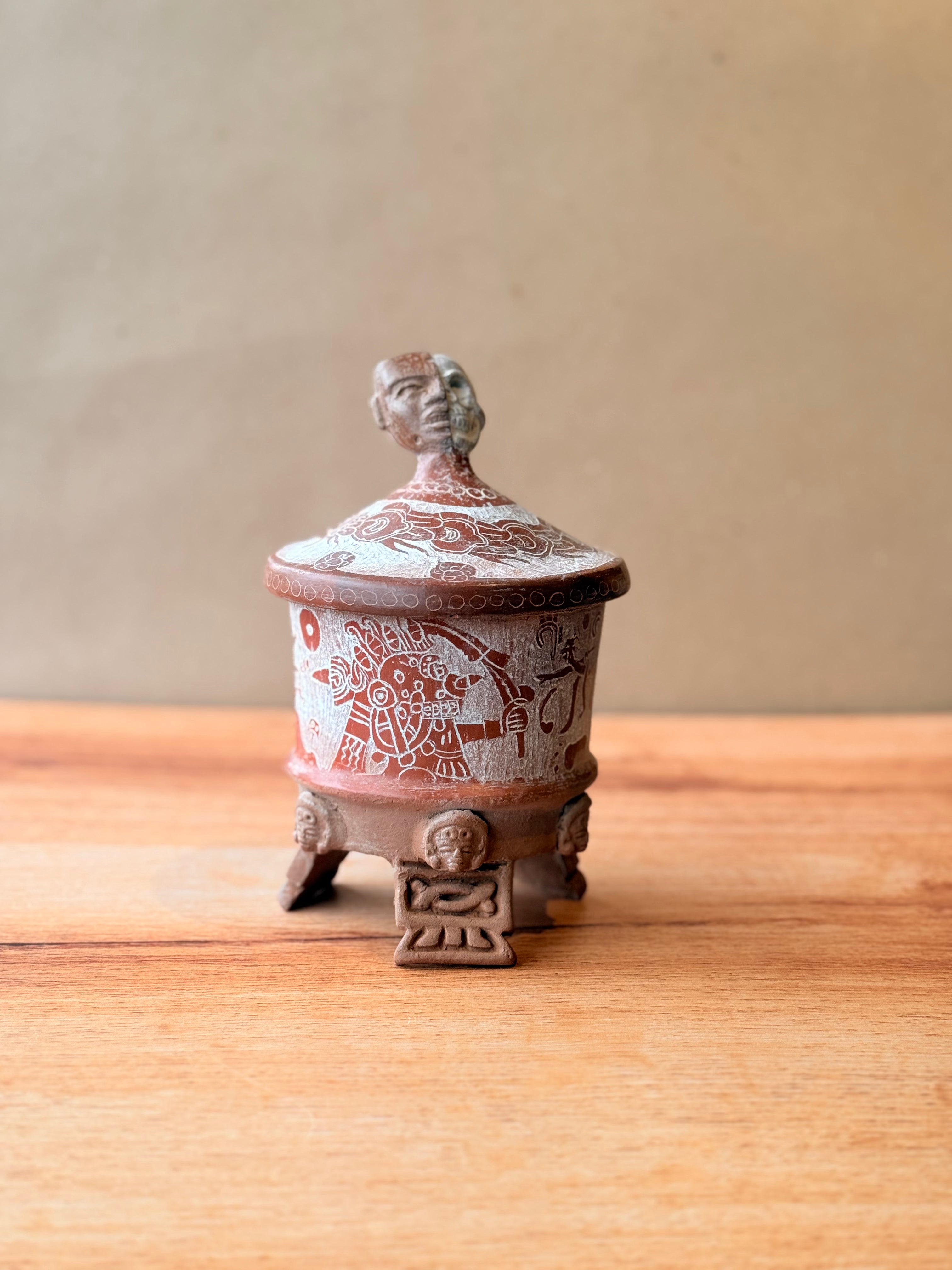 Vasija grabada trípode con tapa y mascara teotihuacana