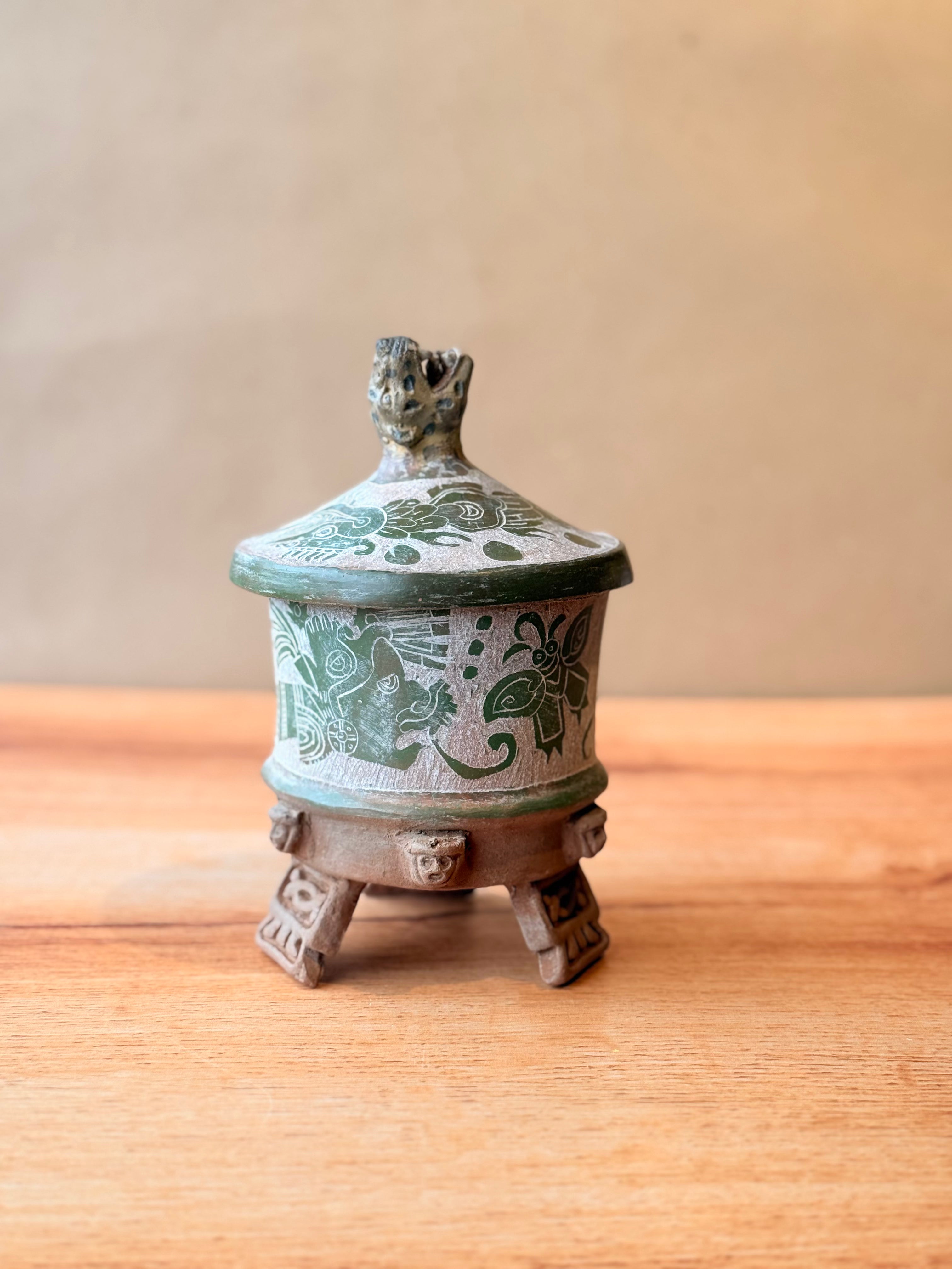 Vasija grabada trípode con tapa y jaguar