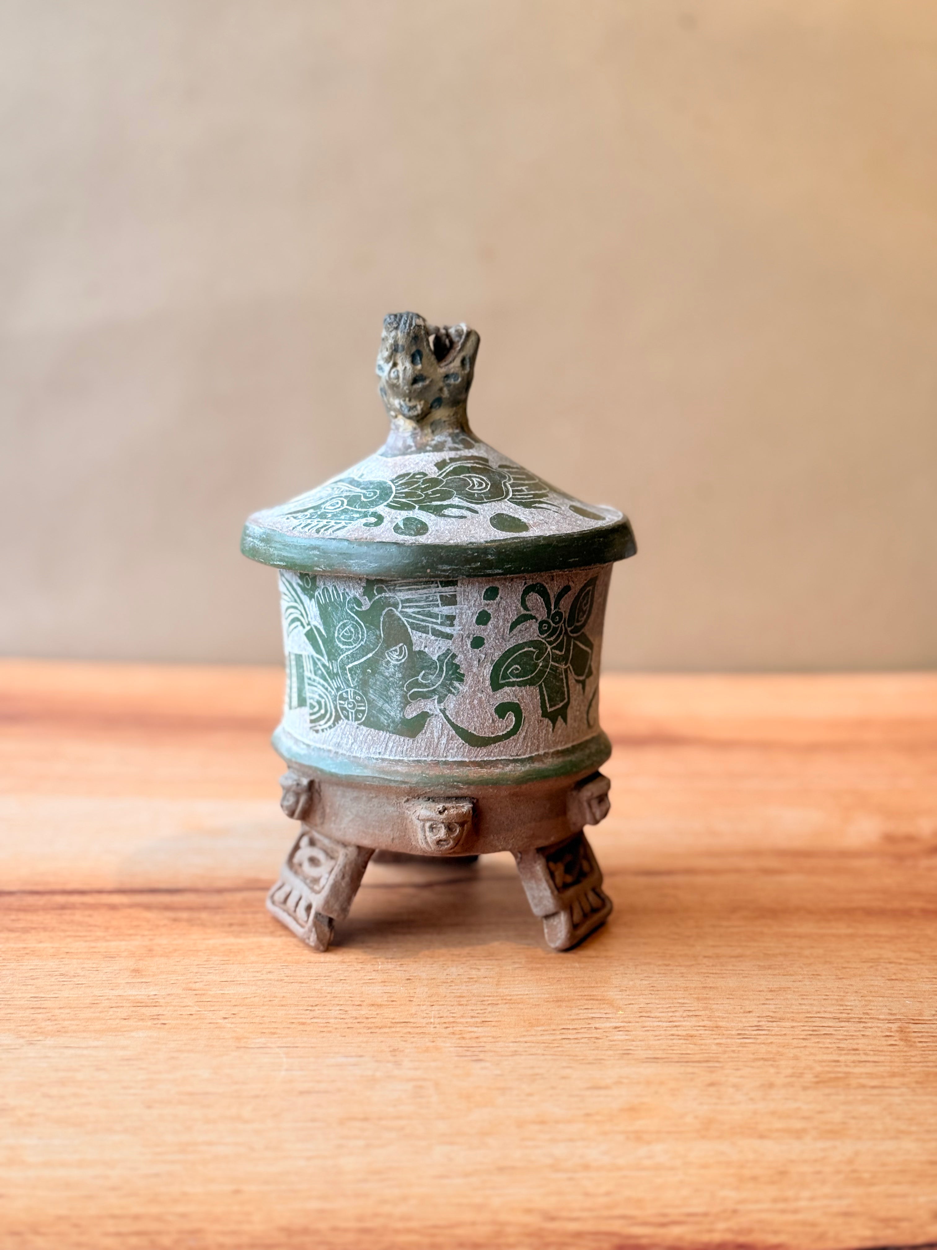 Vasija grabada trípode con tapa y jaguar