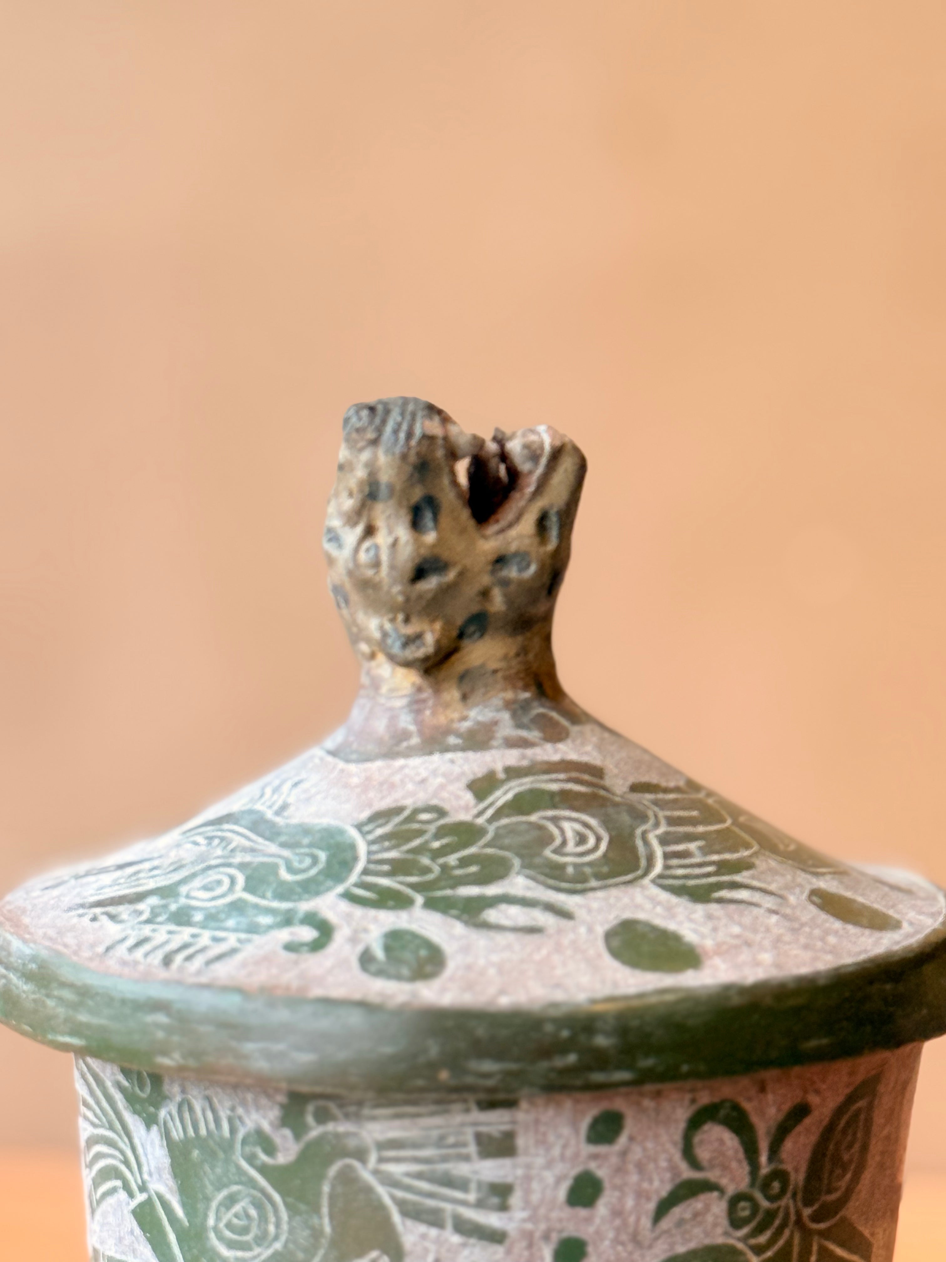 Vasija grabada trípode con tapa y jaguar