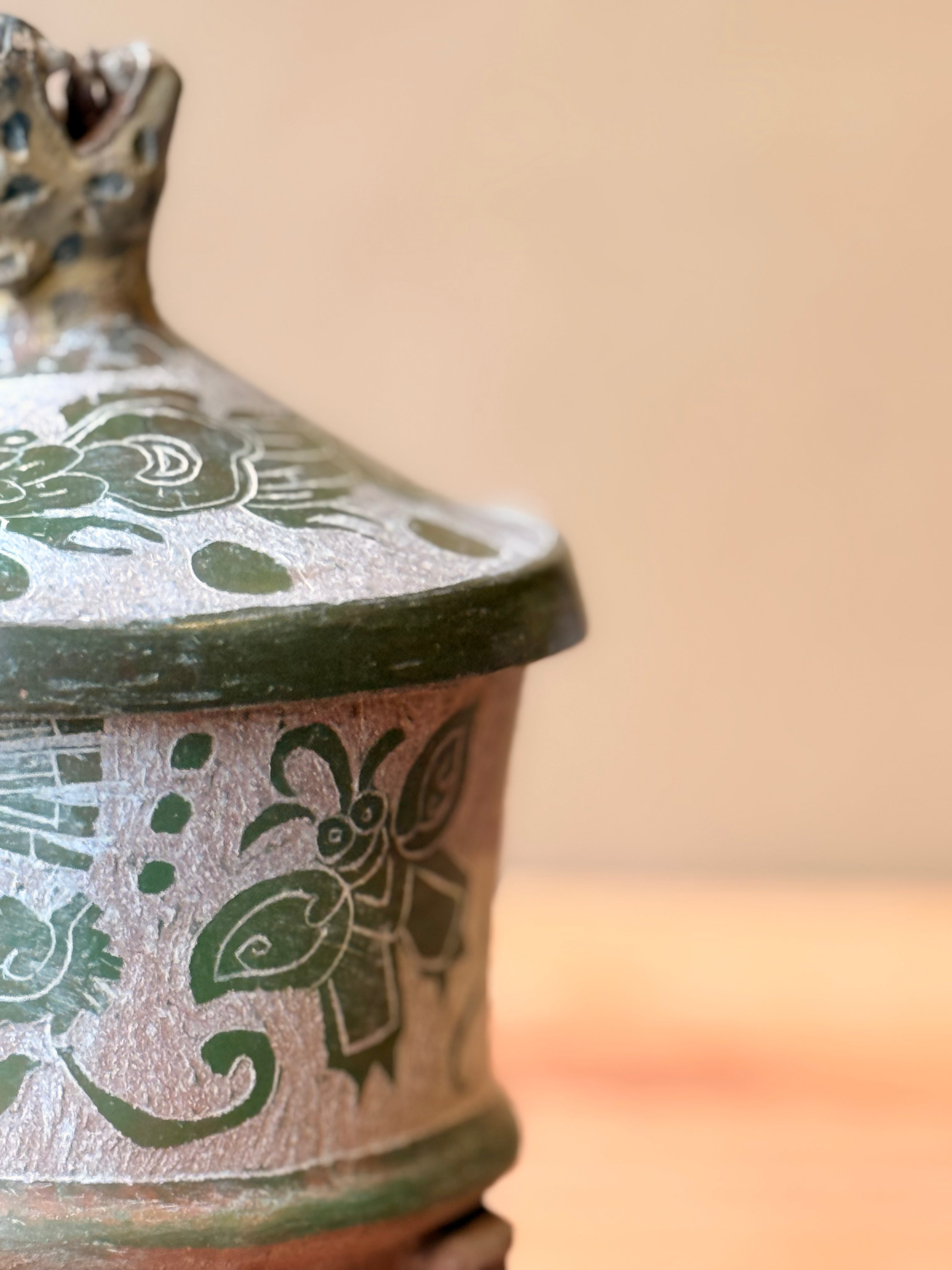 Vasija grabada trípode con tapa y jaguar