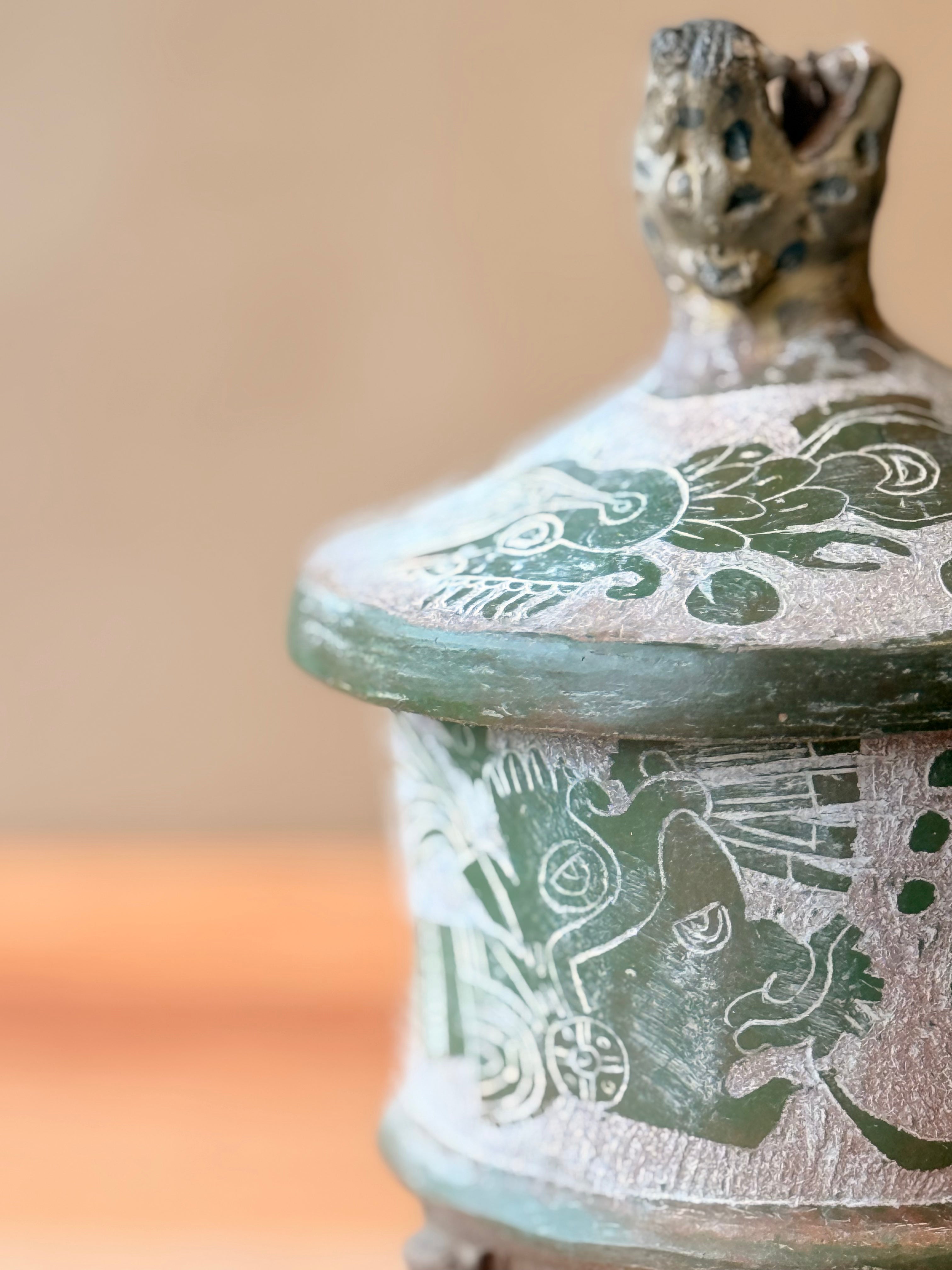 Vasija grabada trípode con tapa y jaguar