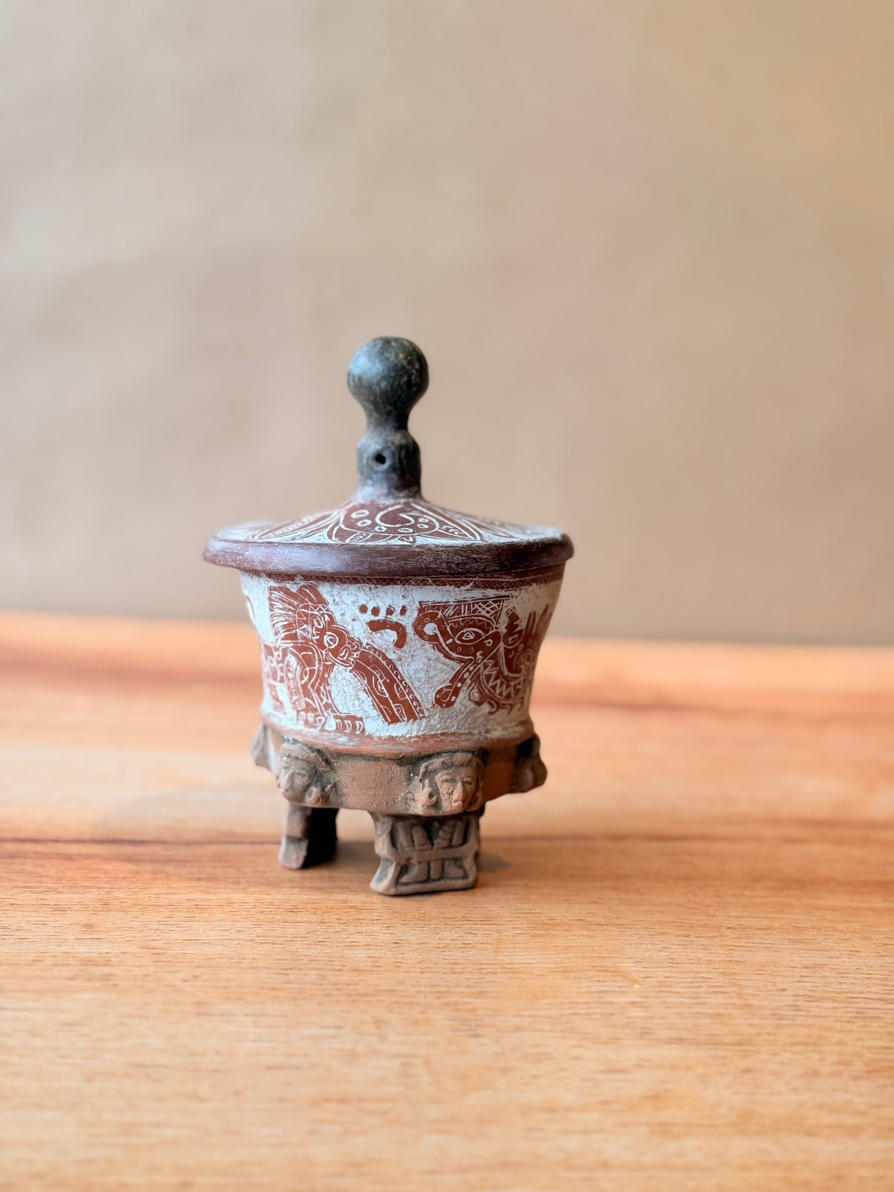 Vasija chica grabada trípode con tapa quetzalcoatl