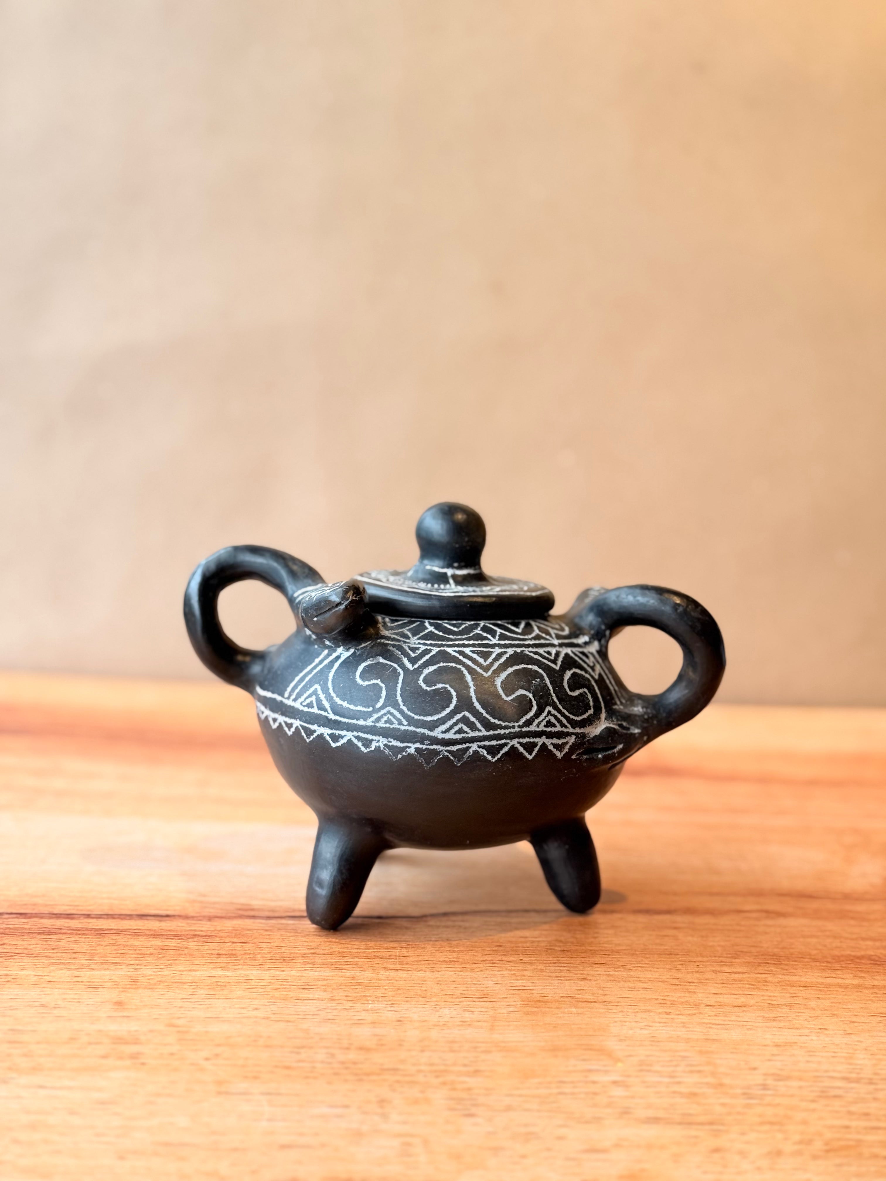 Vasija trípode de serpientes con tapa