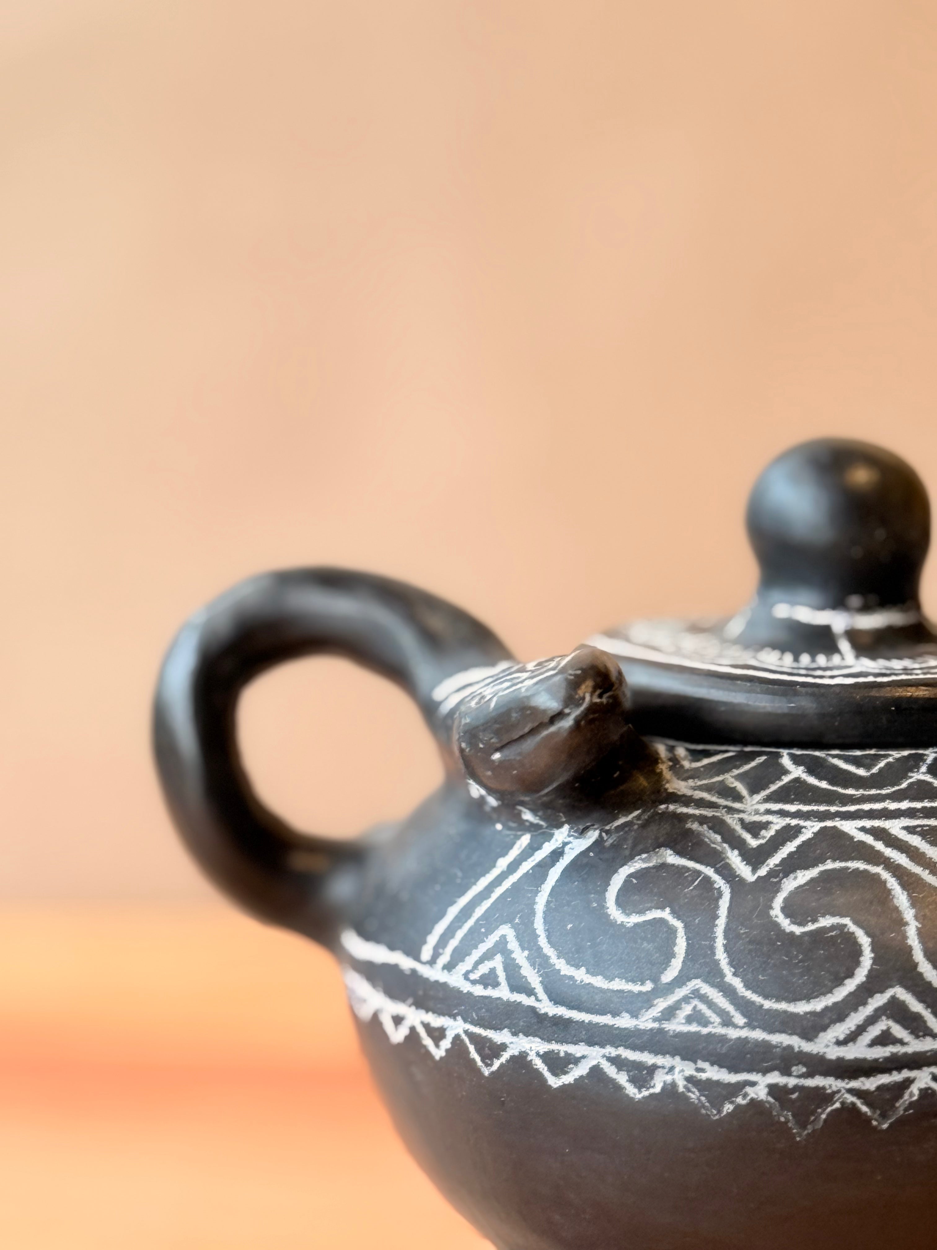 Vasija trípode de serpientes con tapa