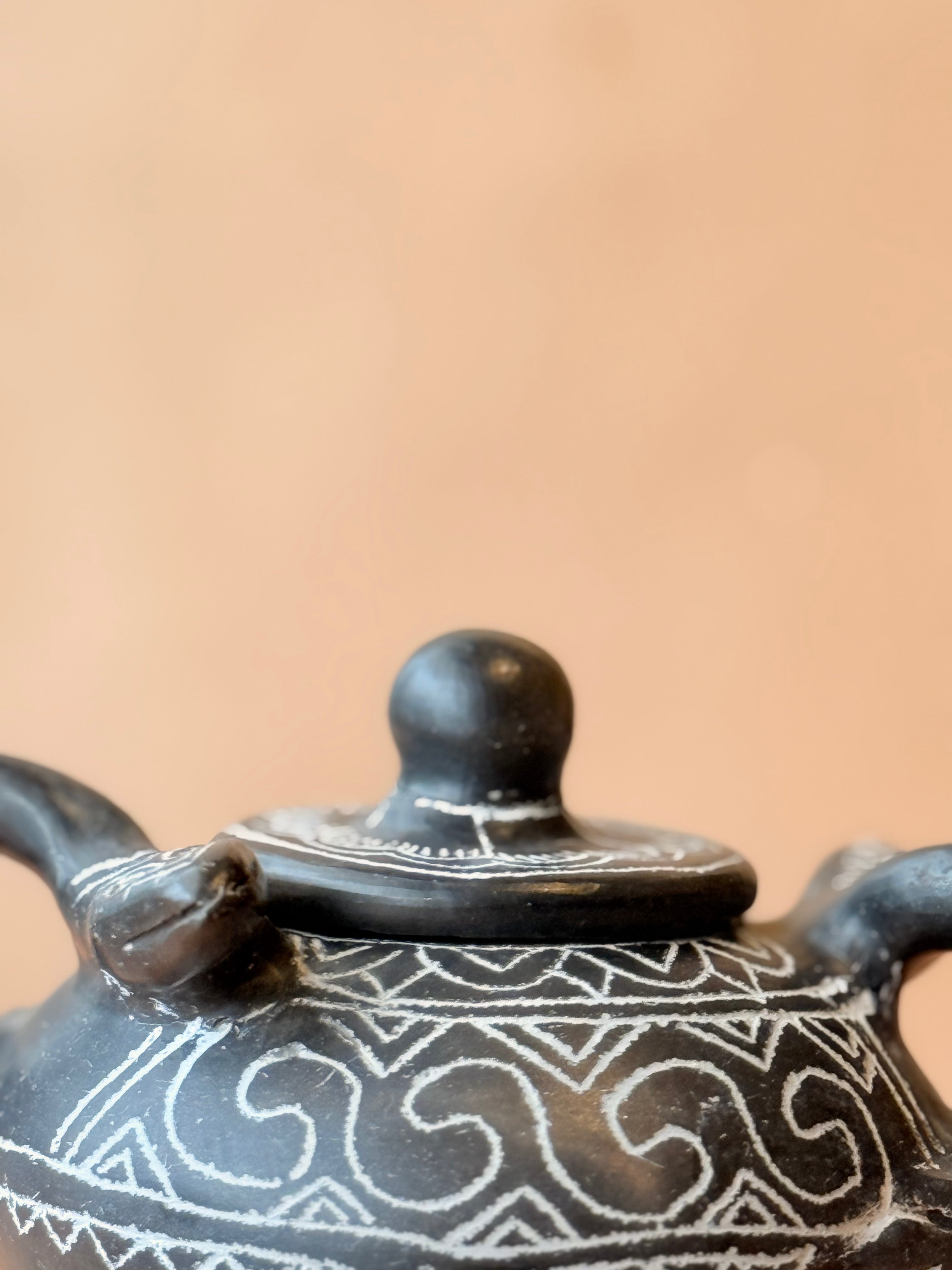 Vasija trípode de serpientes con tapa