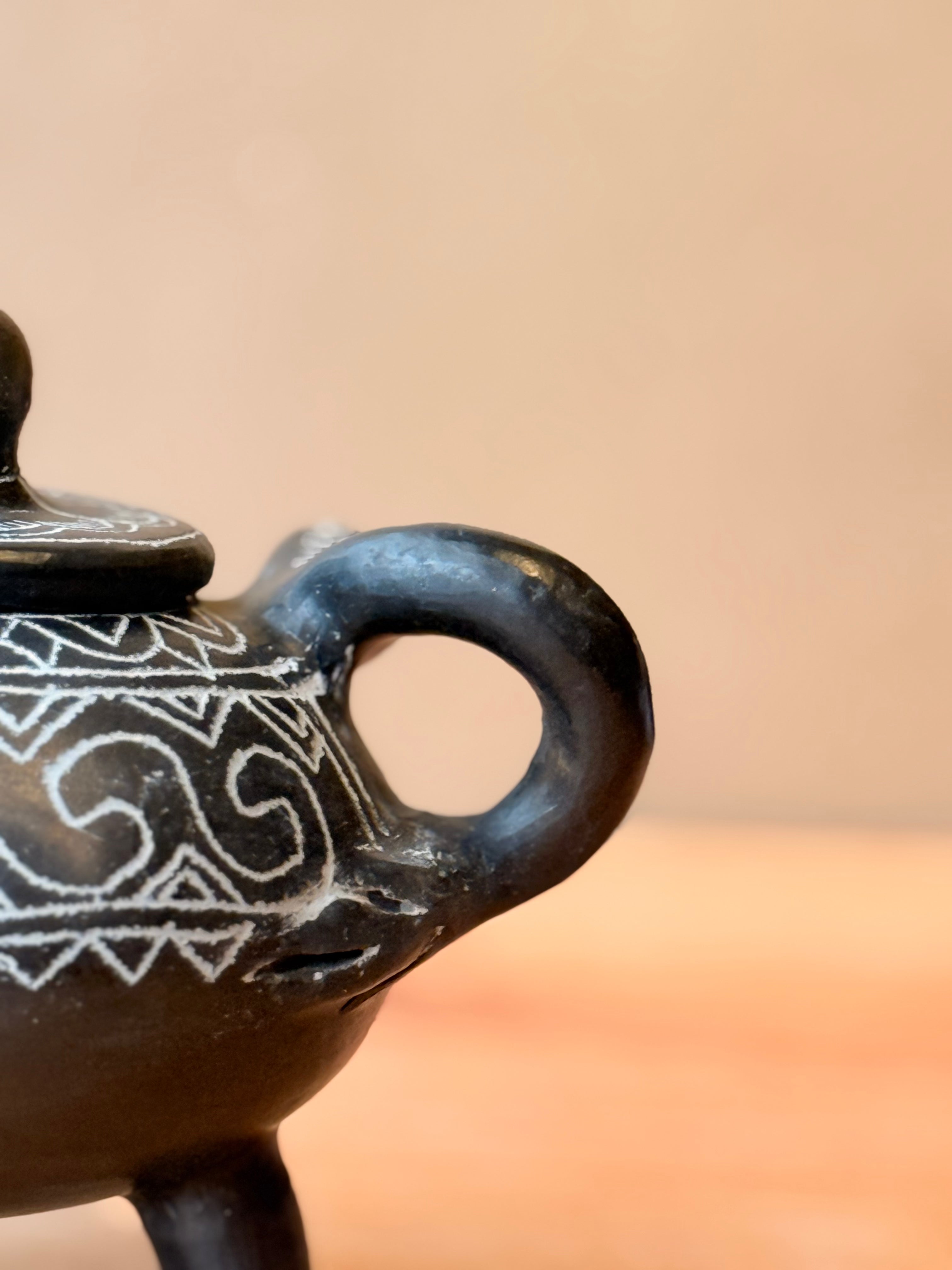 Vasija trípode de serpientes con tapa