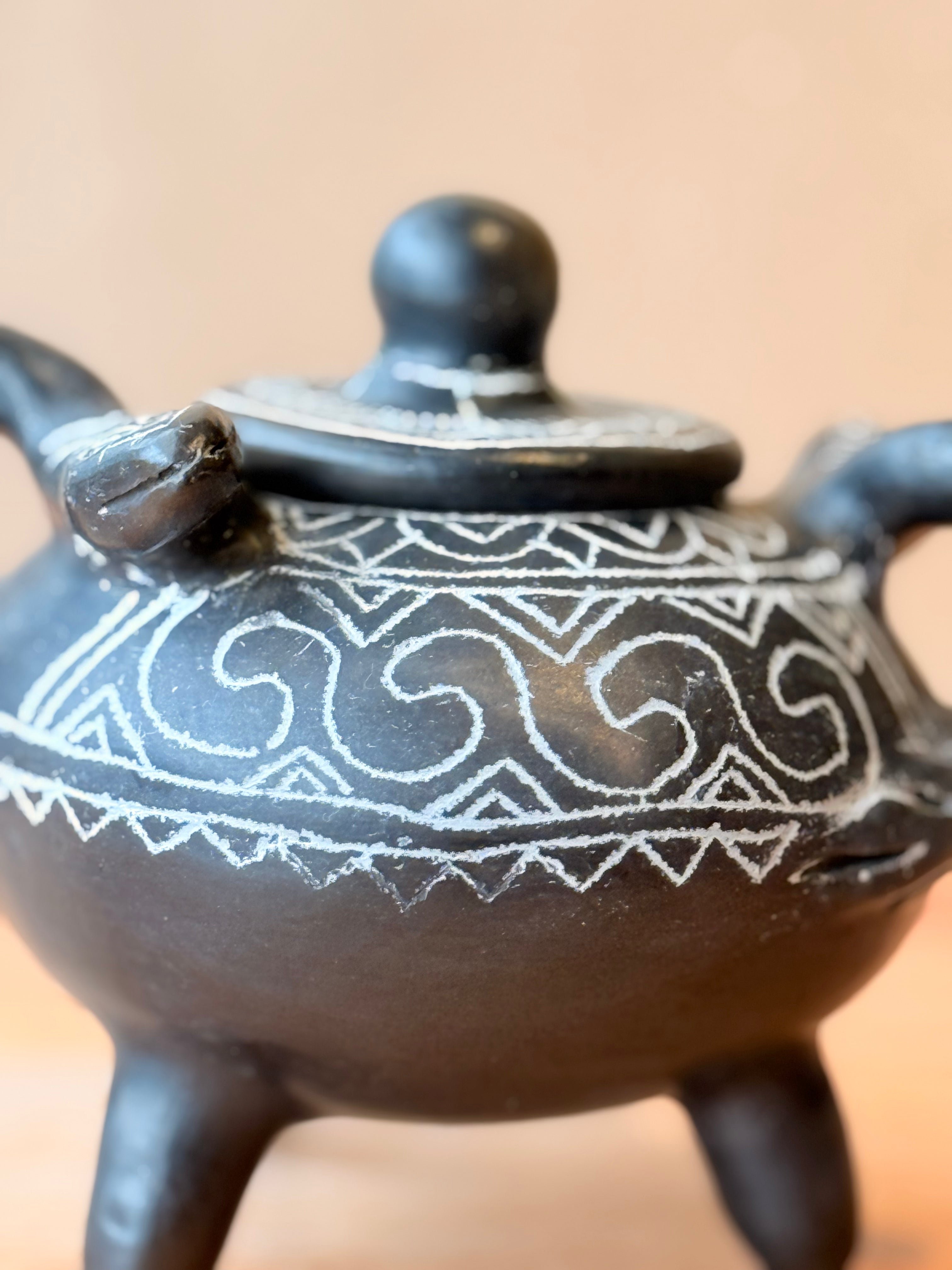 Vasija trípode de serpientes con tapa