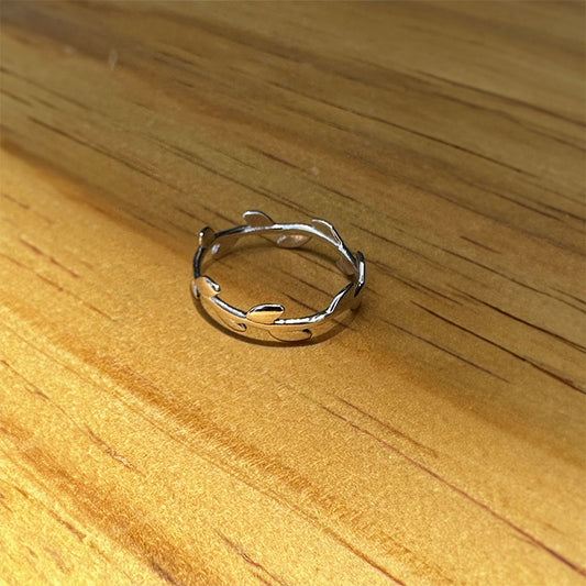 anillo hojas plateado