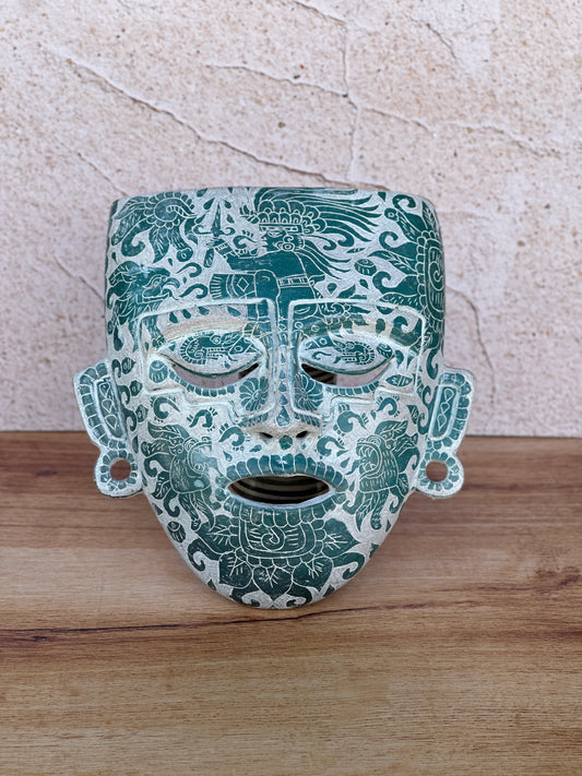mascara teotihuacana grande con grabado verde