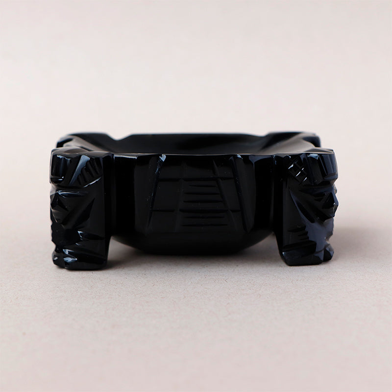 cenicero de obsidiana con ídolos