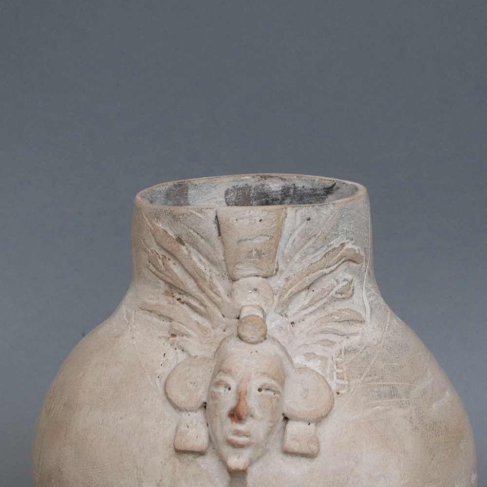 Vasija de barro grande idolito 2