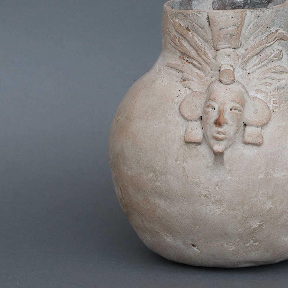 Vasija de barro grande idolito 2