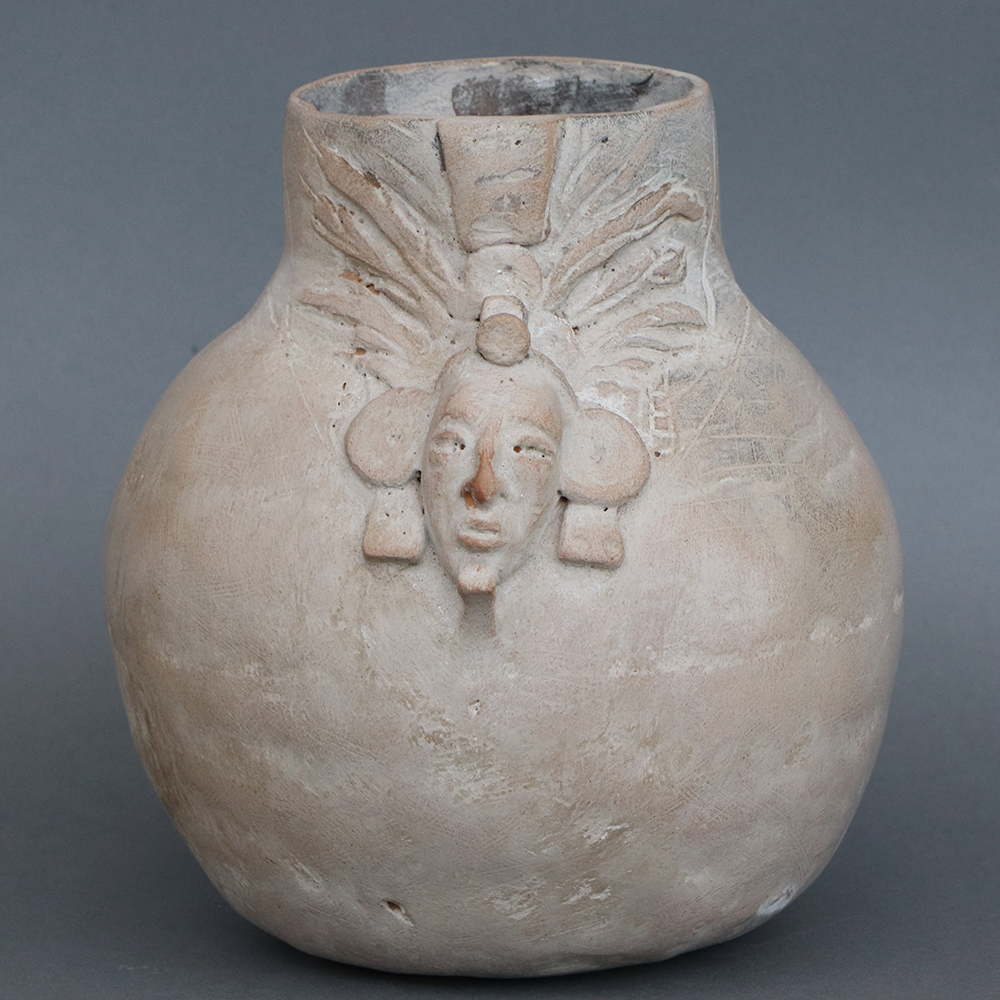 Vasija de barro grande idolito 2