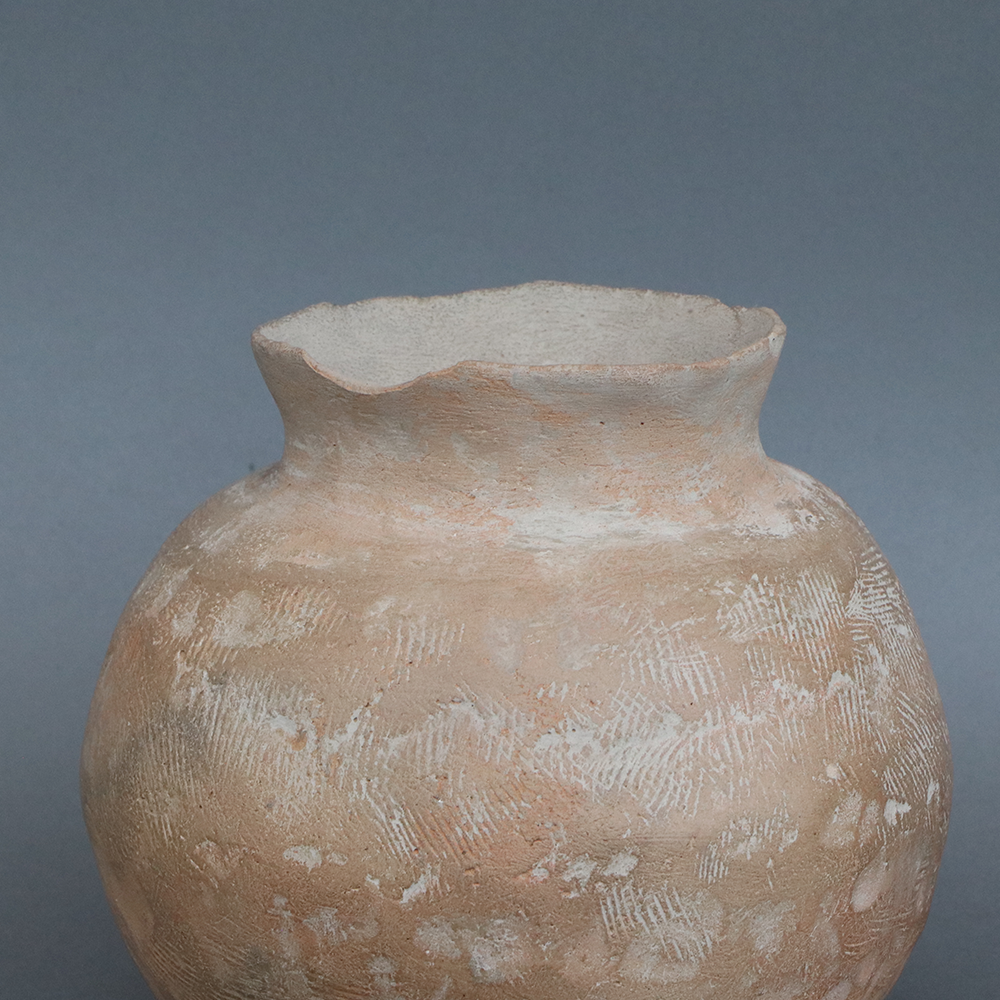 Vasija de barro mediana con boquilla