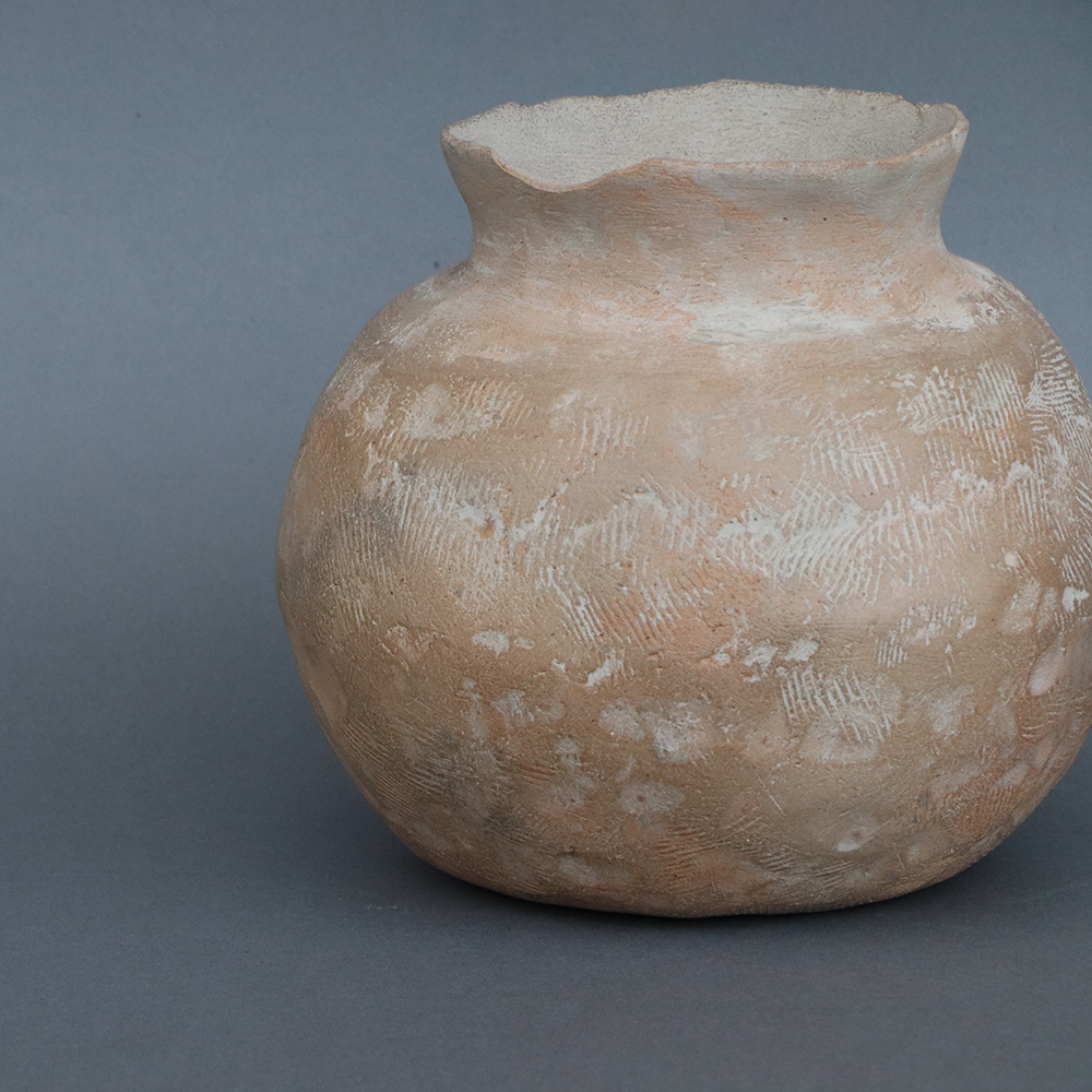 Vasija de barro mediana con boquilla