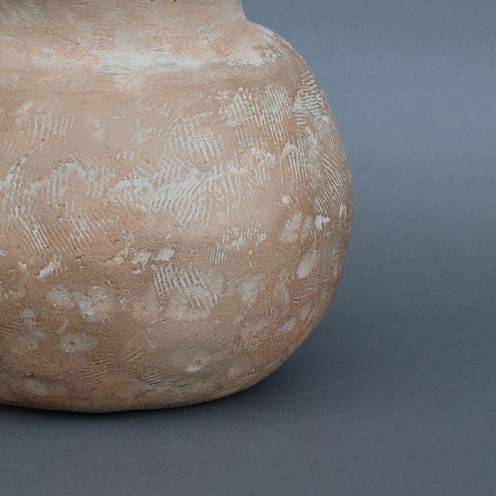 Vasija de barro mediana con boquilla