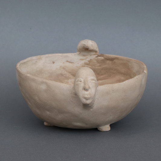 Plato de barro con idolito