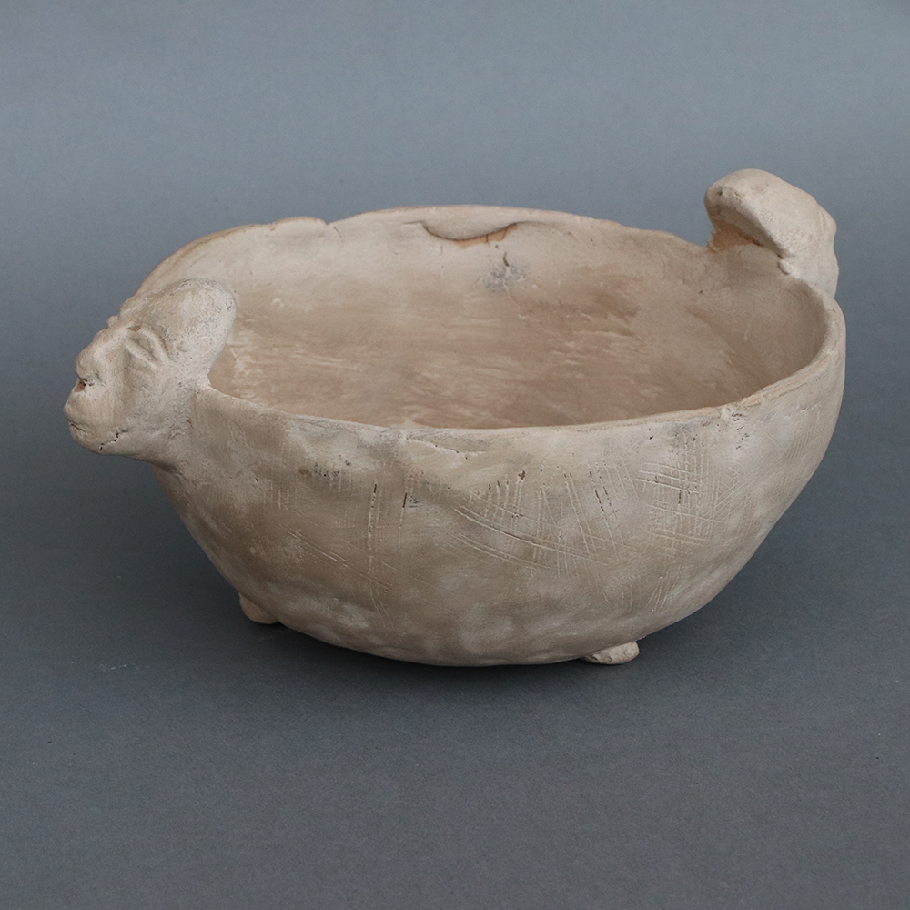 Plato de barro con idolito