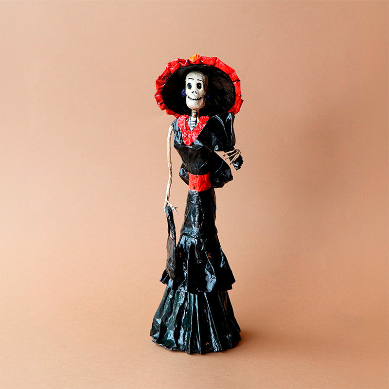 catrina con abanico negro