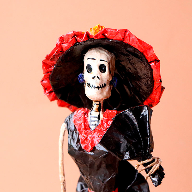 catrina con abanico negro