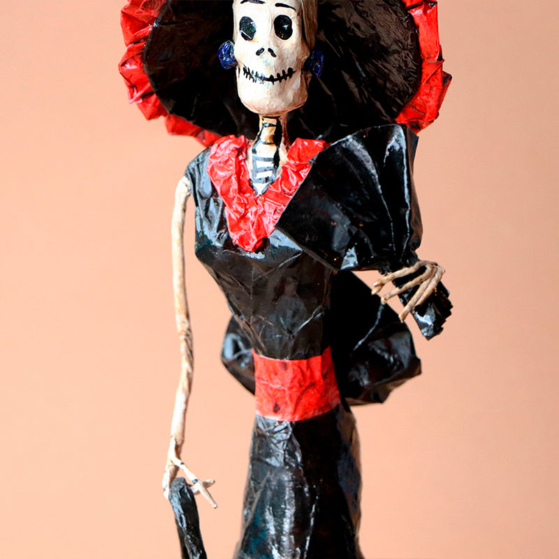 catrina con abanico negro