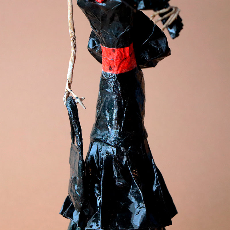 catrina con abanico negro